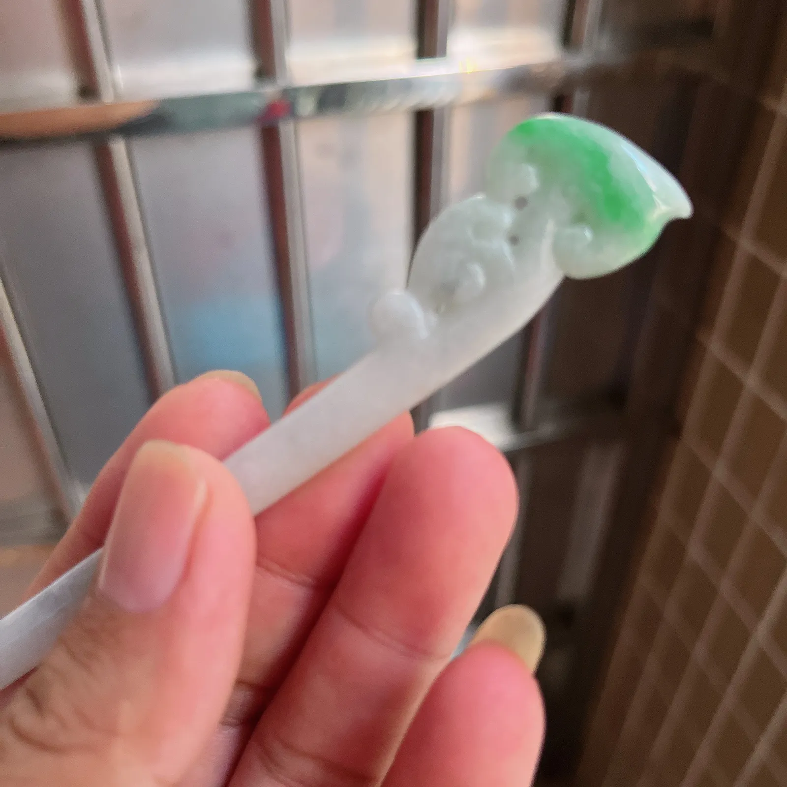 自然光实拍  水润精工冰透飘阳绿如意发簪。玉质细腻莹润 雕工精湛，佩戴高雅大方   线条优美 Lww尺寸:147/19/5mm