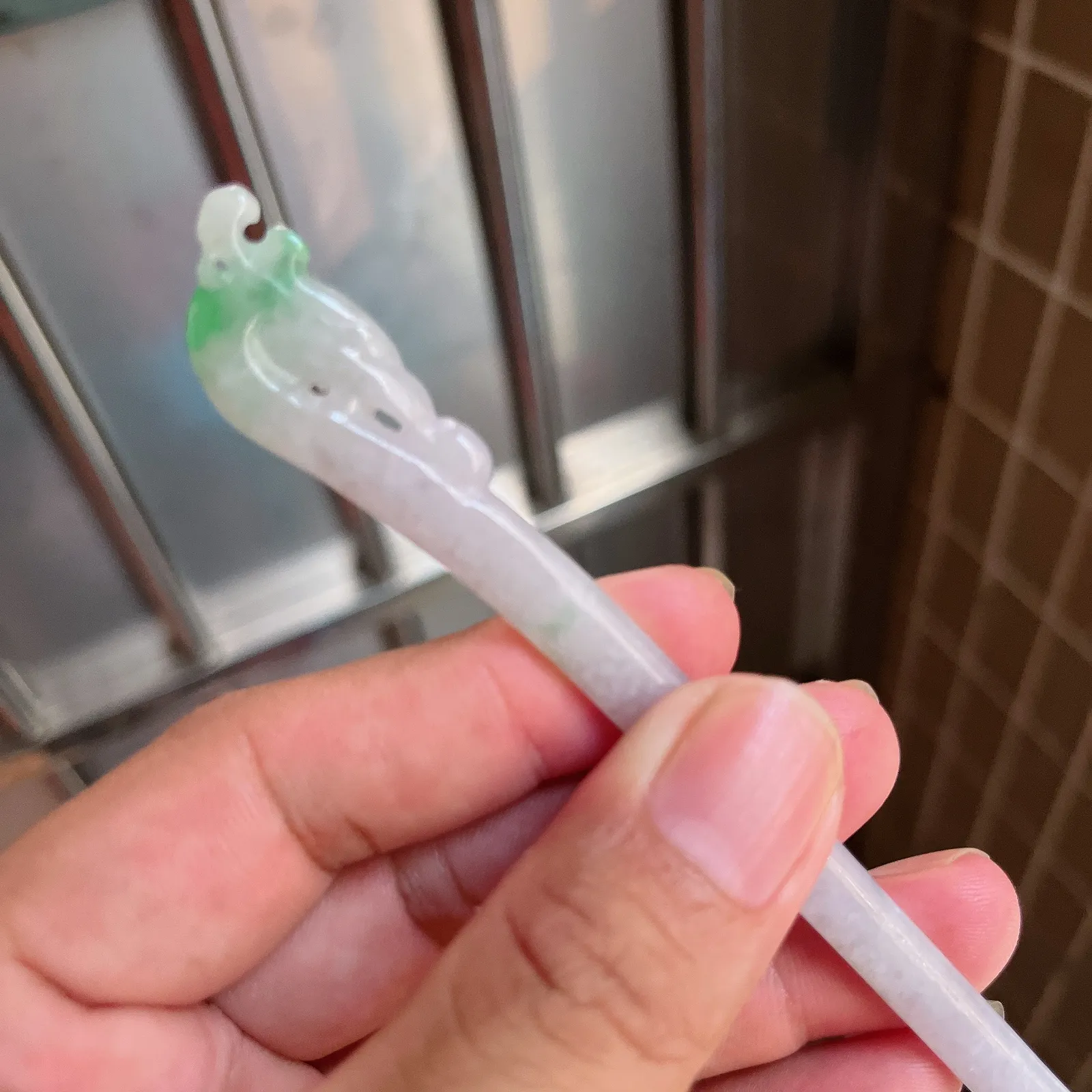 自然光实拍  水润精工冰透飘阳绿凤舞九天凤凰发簪。玉质细腻莹润 雕工精湛，佩戴高雅大方   线条优美 Lww尺寸:145/16/4.5mm