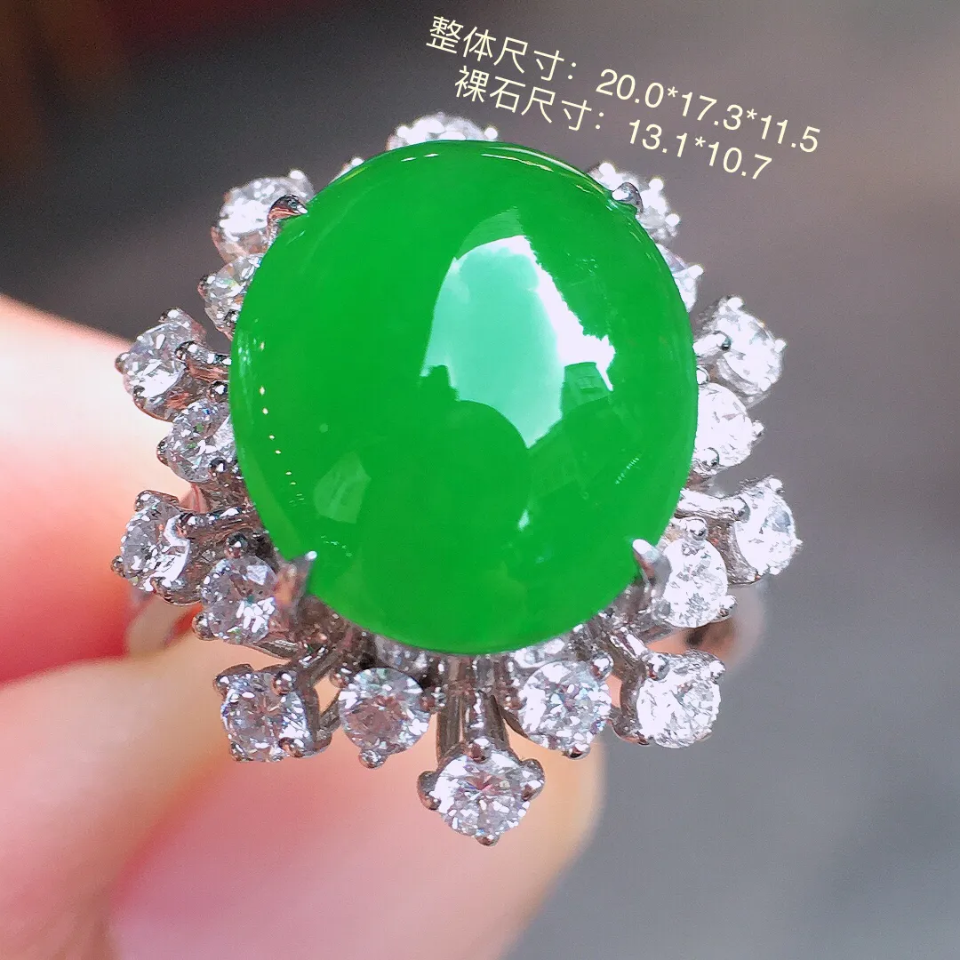 阳绿蛋面戒指，色泽均匀艳丽，玉质细腻，荧光感超
强，饱满圆润，尽显优雅气质，18k
金豪华镶嵌