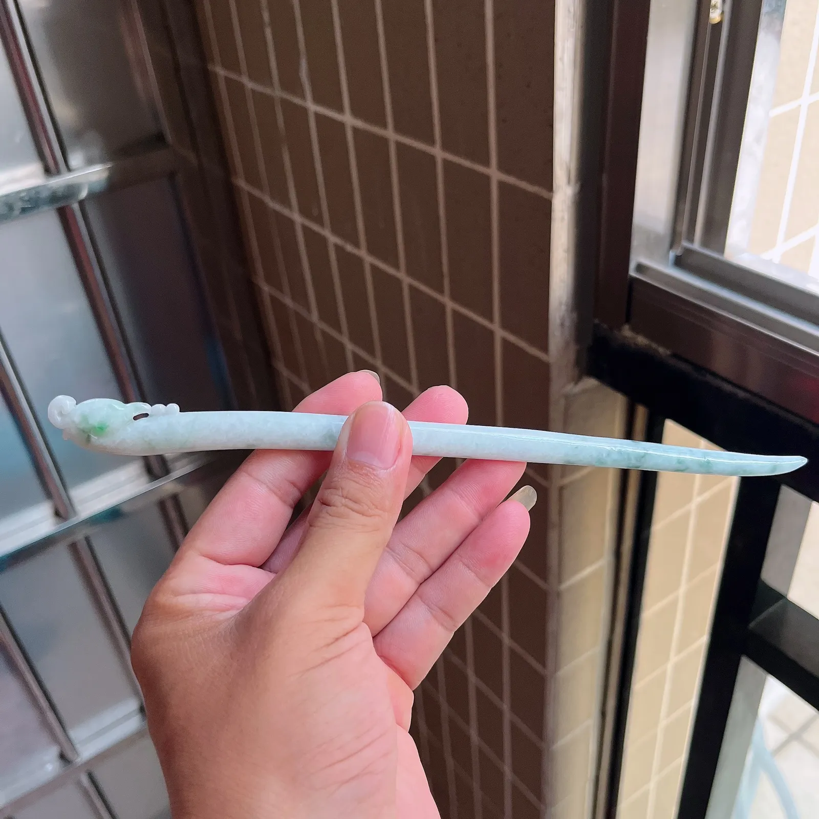 自然光实拍  水润精工冰透飘花凤舞九天凤头发簪。玉质细腻莹润 雕工精湛，佩戴高雅大方   线条优美 Lww尺寸:210/15/9mm