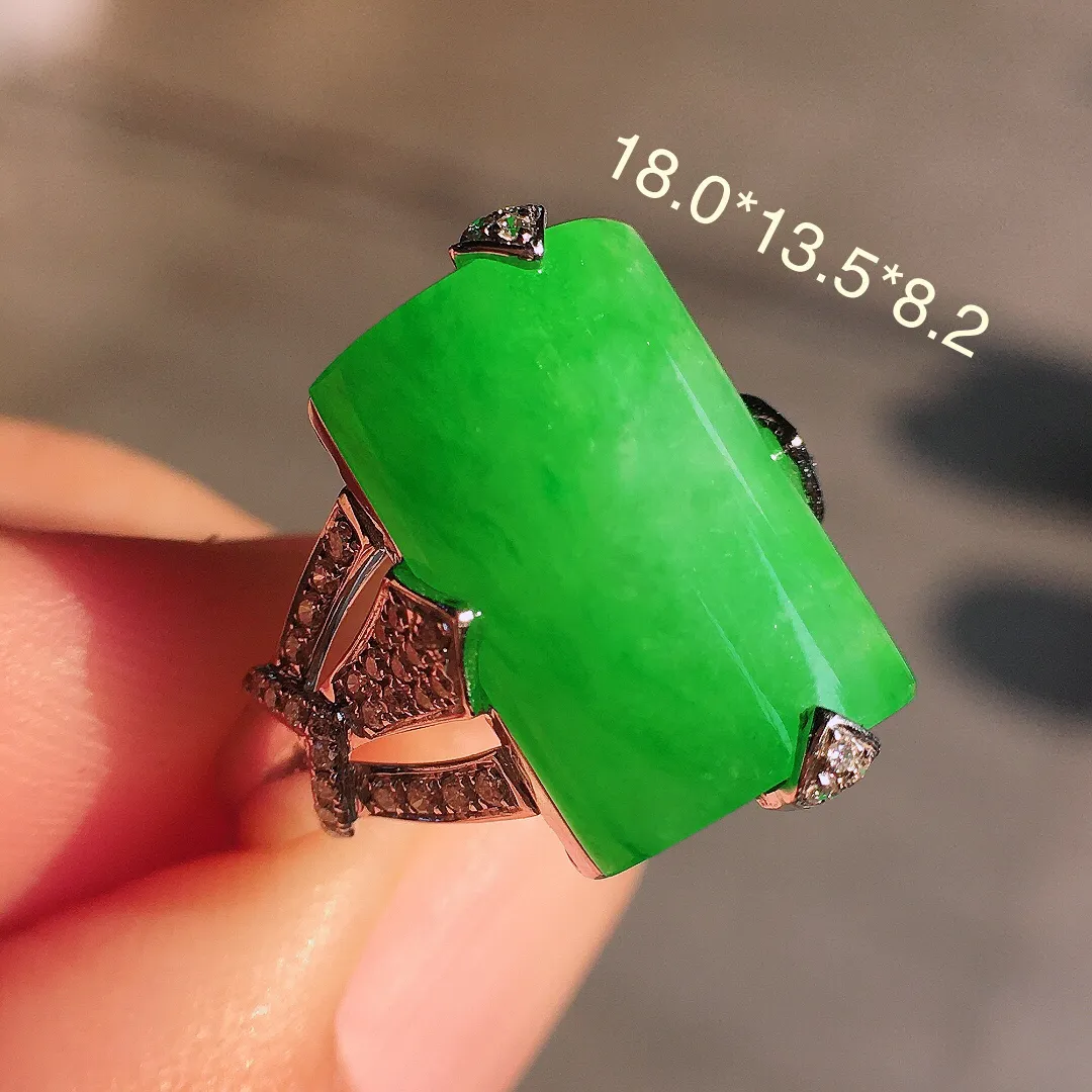 阳绿马鞍戒指，色泽均匀艳丽，玉质细腻，荧光感超
强，饱满圆润，尽显优雅气质，18k
金豪华镶嵌