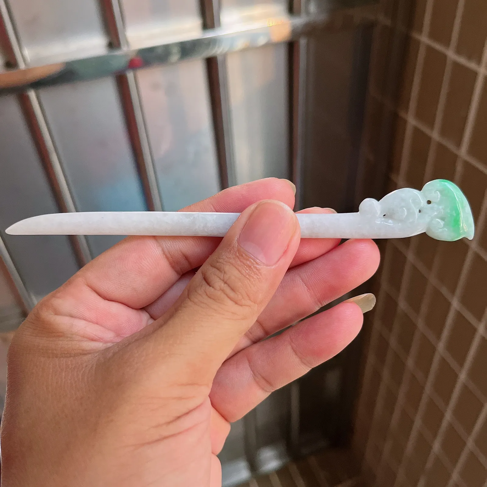 自然光实拍  水润精工冰透飘阳绿如意发簪。玉质细腻莹润 雕工精湛，佩戴高雅大方   线条优美 Lww尺寸:147/19/5mm