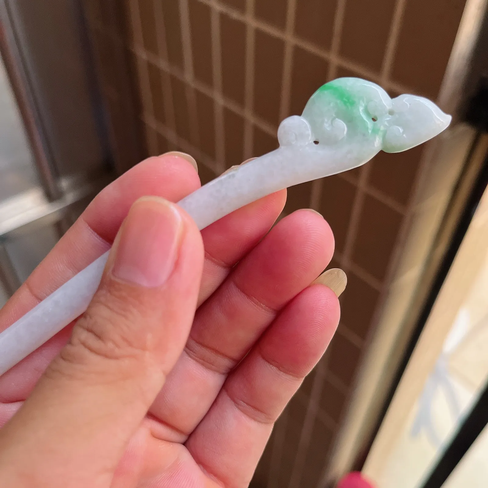 自然光实拍  水润精工冰透飘阳绿如意发簪。玉质细腻莹润 雕工精湛，佩戴高雅大方   线条优美 Lww尺寸:160/20/5mm