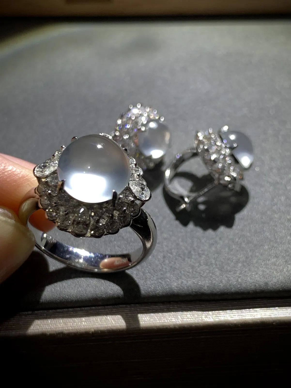 精品蛋面套装，
戒指裸石10.2-9.3-5.2mm，14#可改，
耳拍耳钉裸石7.2-7.2-4.5mm，
18K金，南非钻，