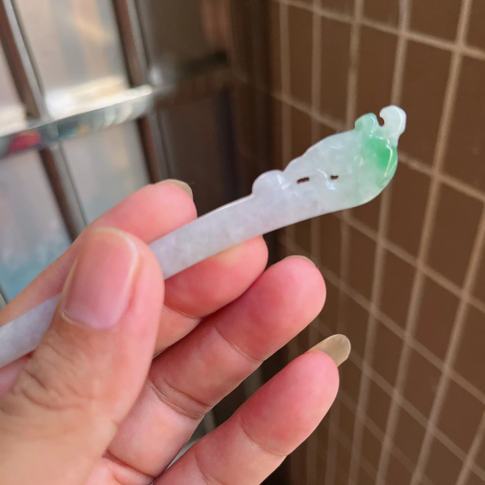 自然光实拍  水润精工冰透飘阳绿凤舞九天凤凰发簪。玉质细腻莹润 雕工精湛，佩戴高雅大方   线条优美 Lww尺寸:145/16/4.5mm