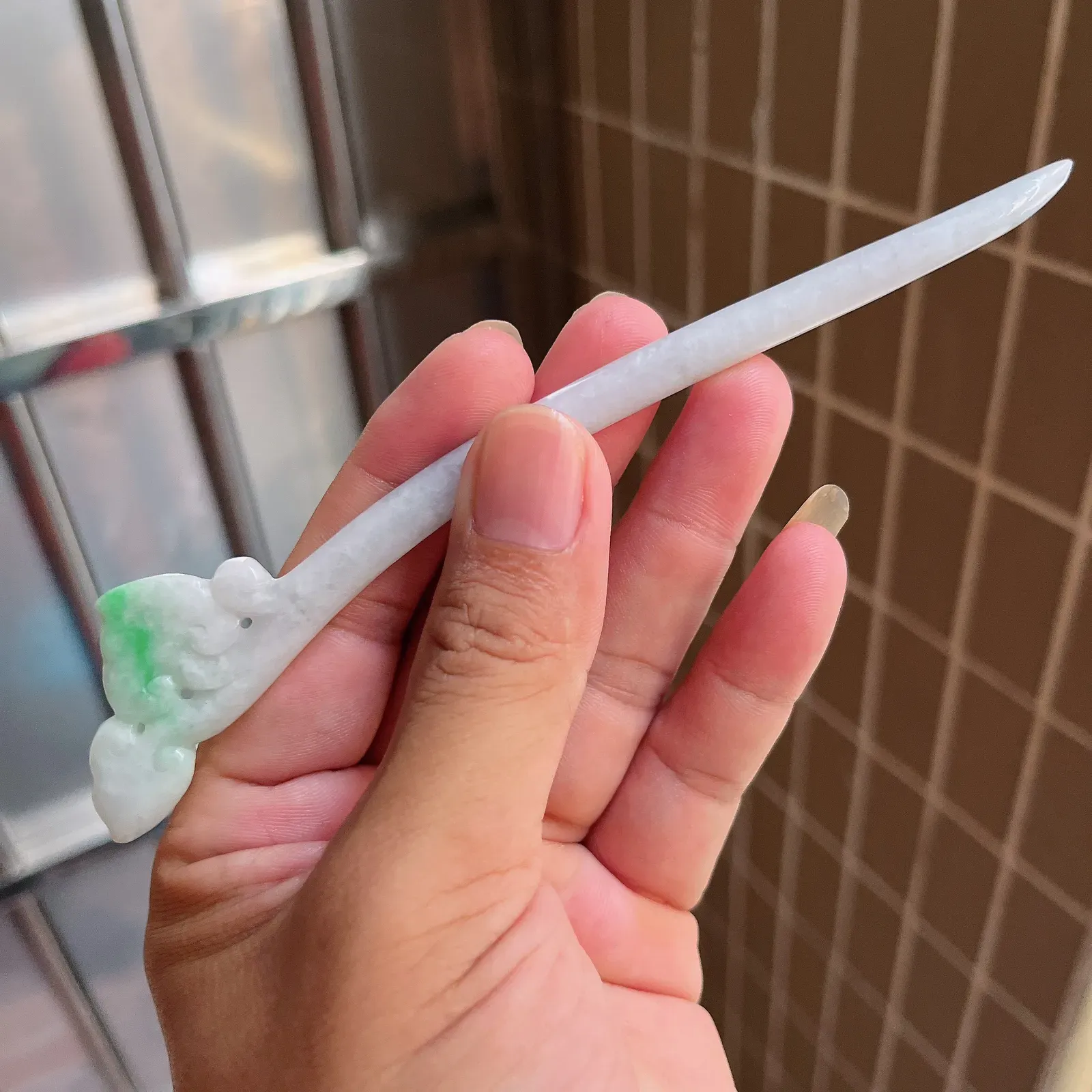 自然光实拍  水润精工冰透飘阳绿如意发簪。玉质细腻莹润 雕工精湛，佩戴高雅大方   线条优美 lww尺寸:160/27/5mm