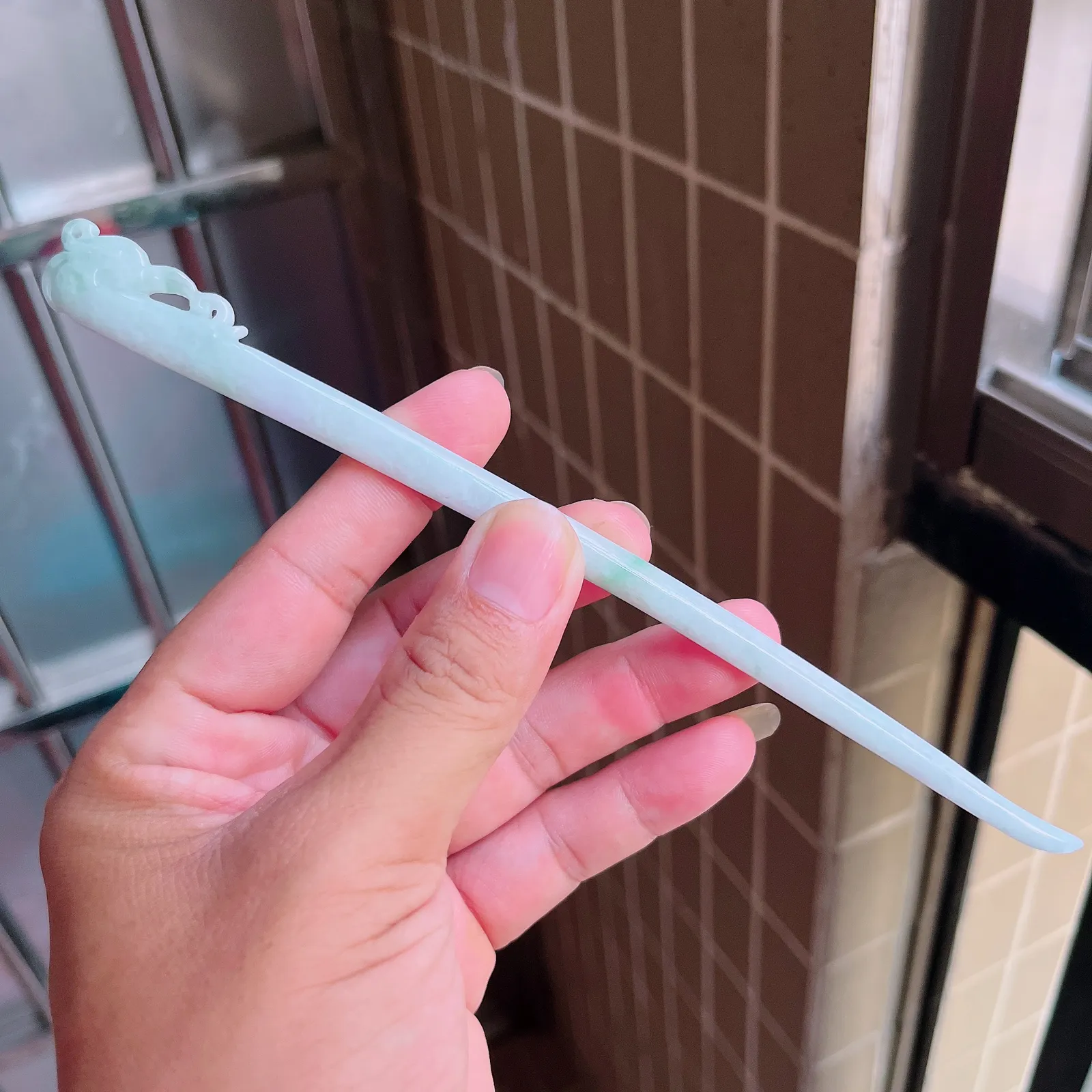 自然光实拍  水润精工冰透飘花凤舞九天凤头发簪。玉质细腻莹润 雕工精湛，佩戴高雅大方   线条优美 