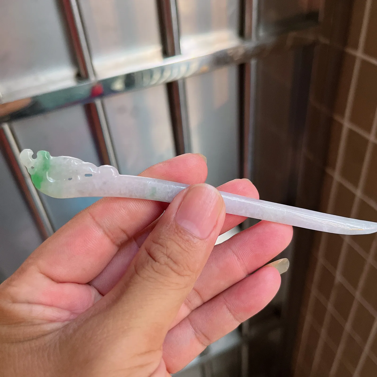自然光实拍  水润精工冰透飘阳绿凤舞九天凤凰发簪。玉质细腻莹润 雕工精湛，佩戴高雅大方   线条优美