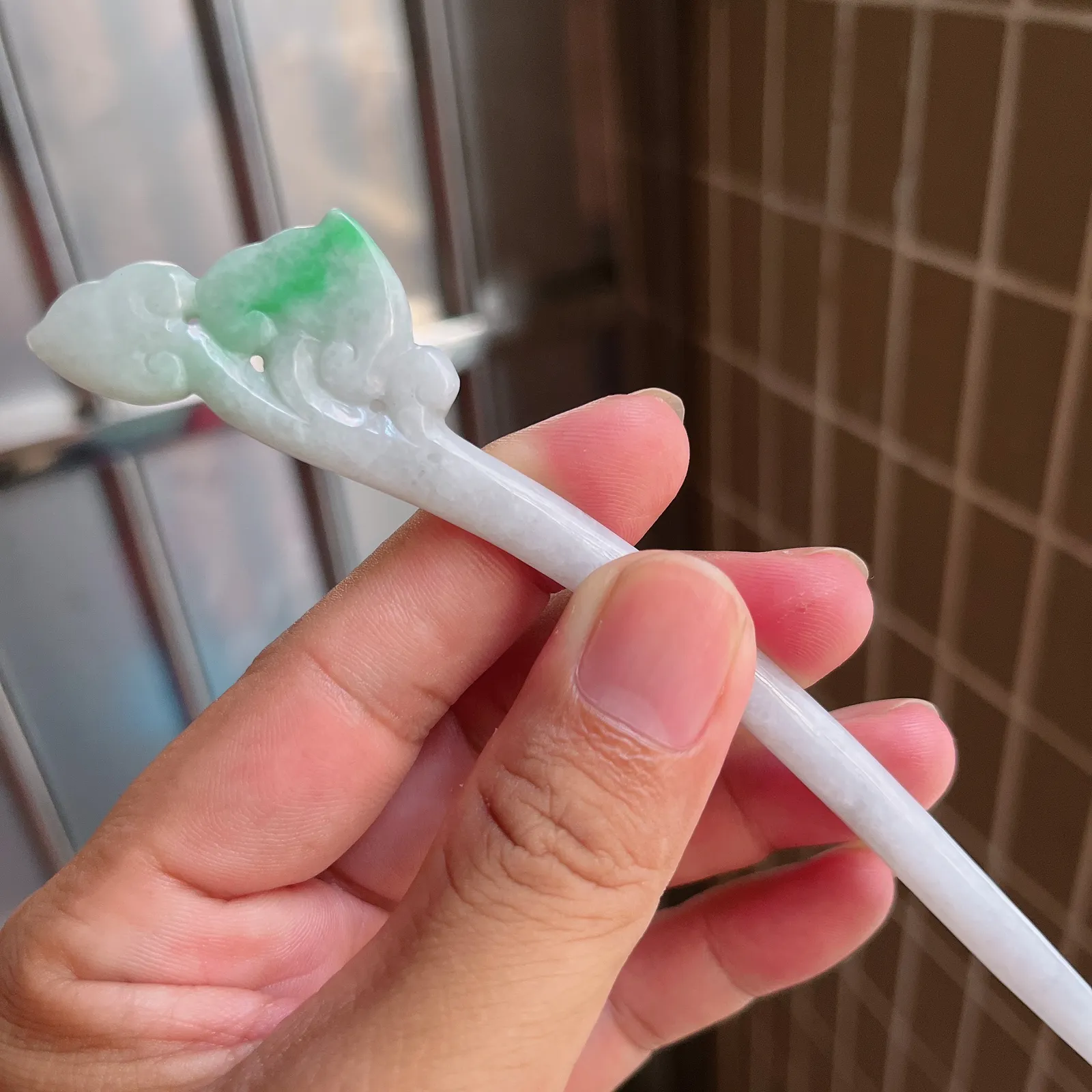 自然光实拍  水润精工冰透飘阳绿如意发簪。玉质细腻莹润 雕工精湛，佩戴高雅大方   线条优美 lww尺寸:160/27/5mm