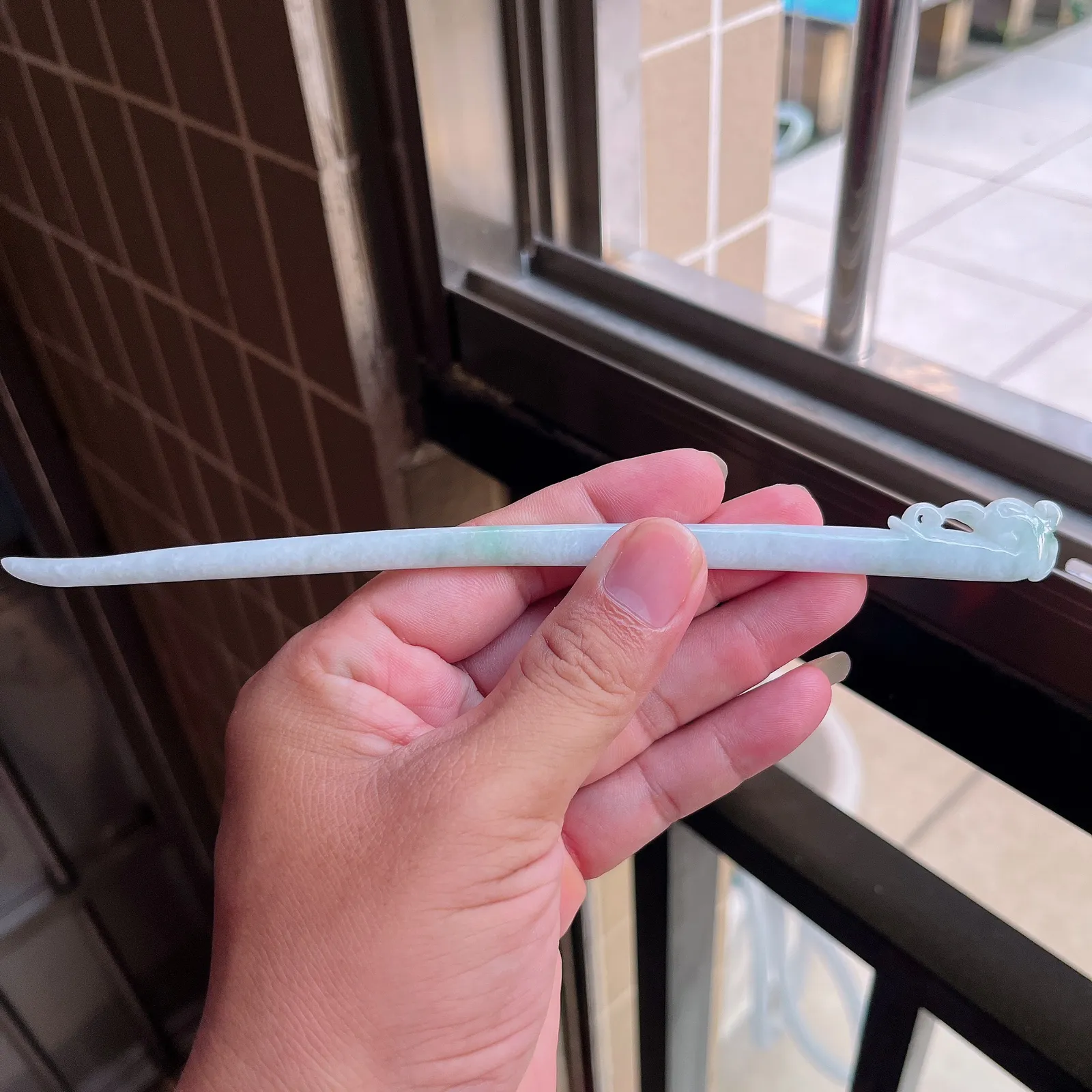 自然光实拍  水润精工冰透飘花凤舞九天凤头发簪。玉质细腻莹润 雕工精湛，佩戴高雅大方   线条优美 lww尺寸:190/16/7mm