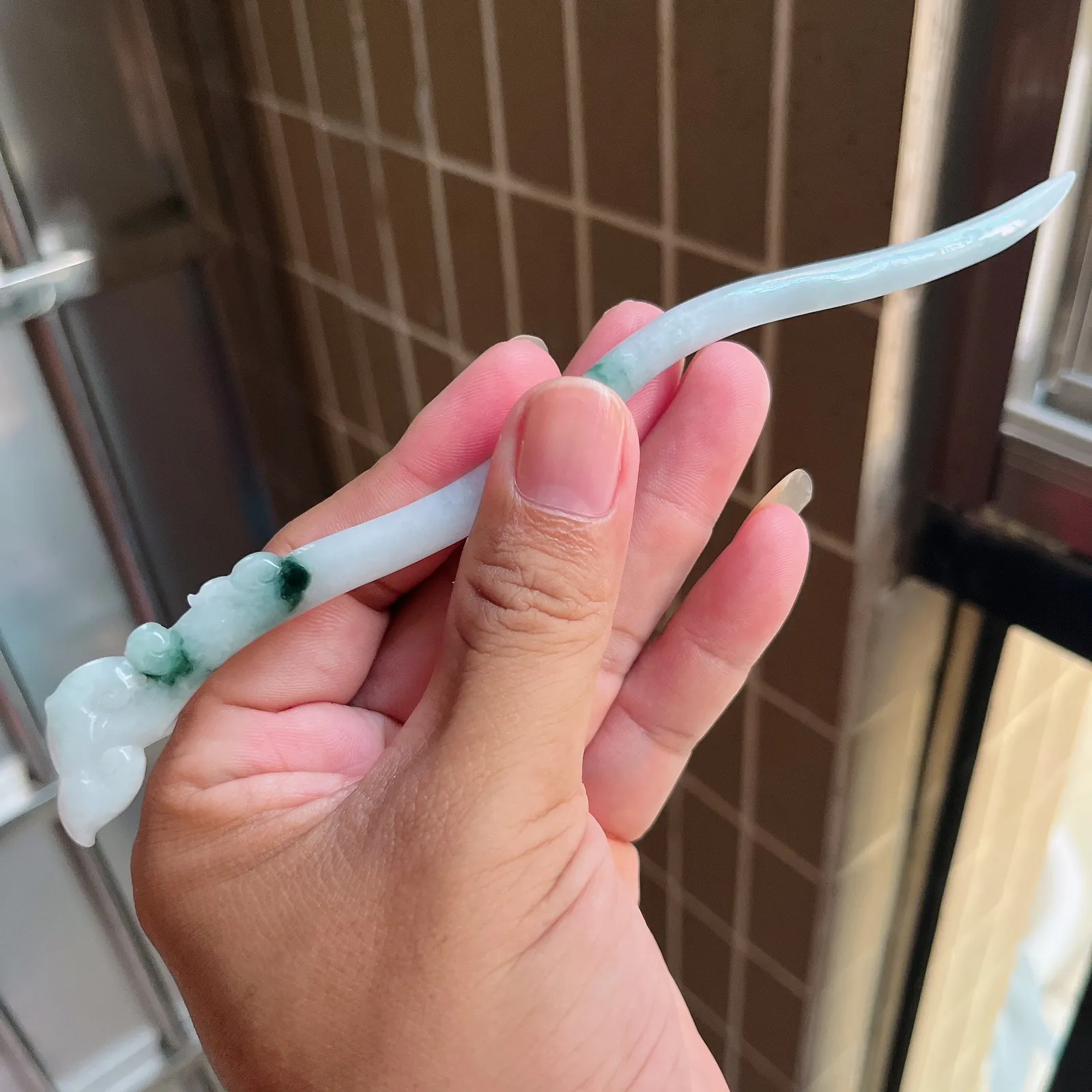 自然光实拍  水润精工冰透飘花如意发簪。玉质细腻莹润 雕工精湛，佩戴高雅大方   线条优美 Lww 尺寸:175/17/6mm