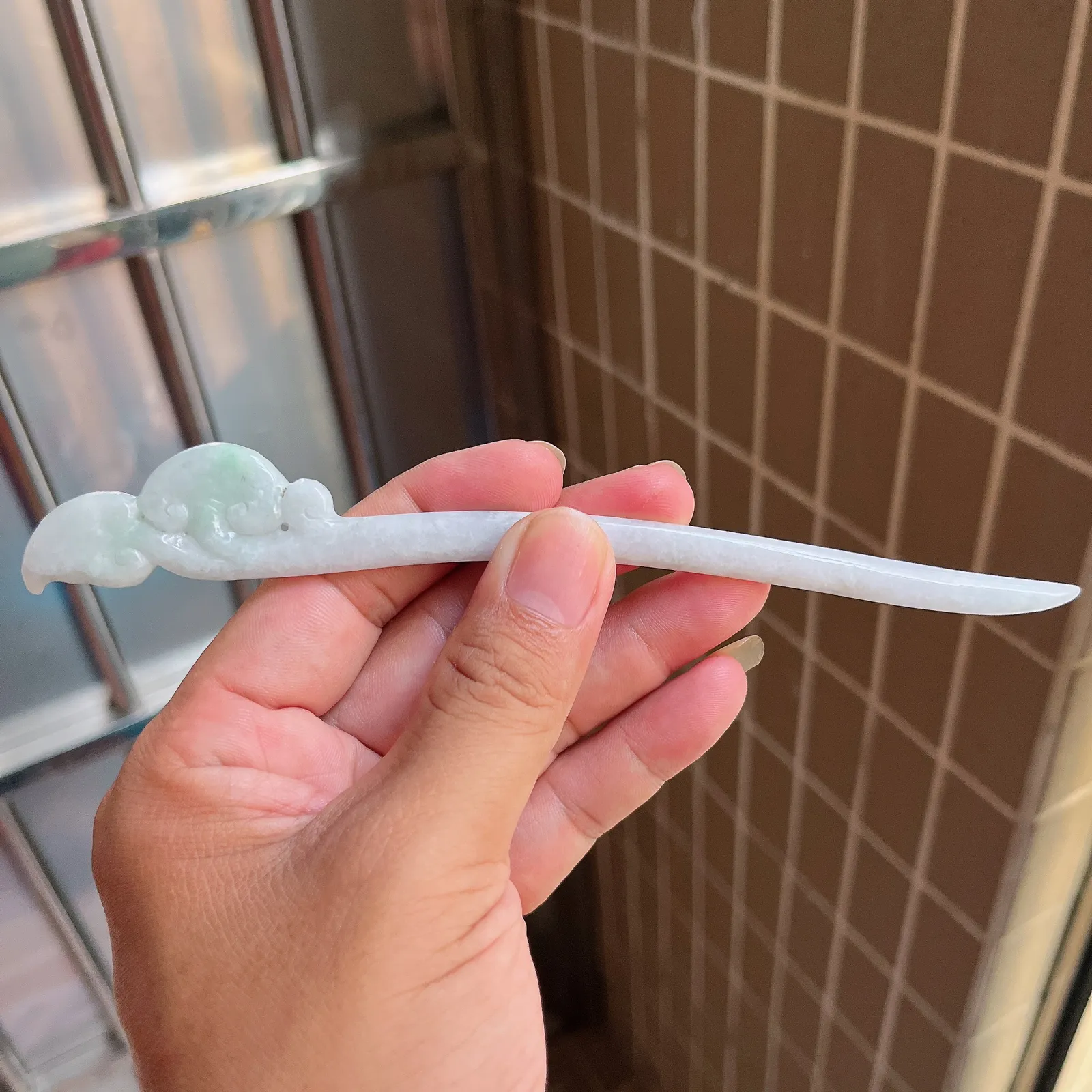 自然光实拍  水润精工冰透飘阳绿如意发簪。玉质细腻莹润 雕工精湛，佩戴高雅大方   线条优美 尺寸:175/23/5mm