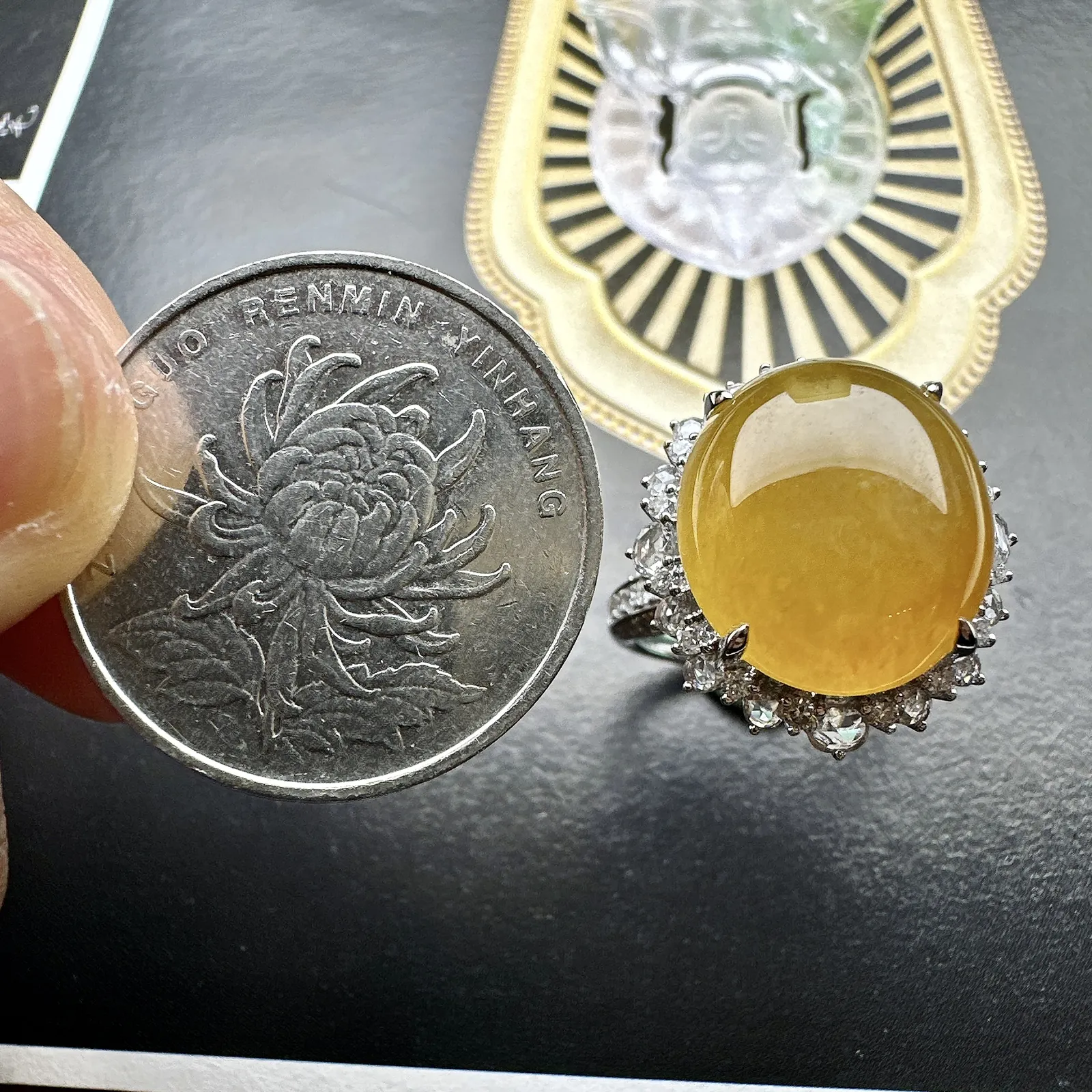 【冰种黄蛋戒指】种水上乘，晶莹剔透，纯净通透，18k金钻精美镶嵌，裸石尺寸16*14.1*7.5毫米，圈口可改