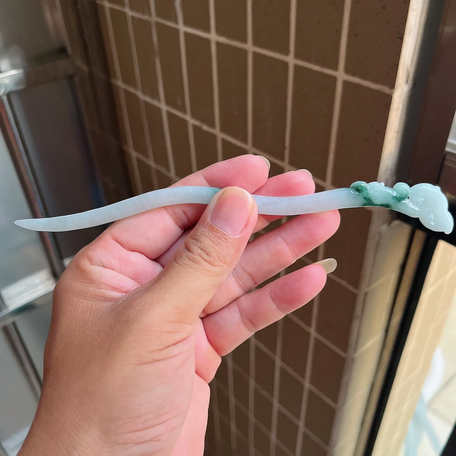 自然光实拍  水润精工冰透飘花如意发簪。玉质细腻莹润 雕工精湛，佩戴高雅大方   线条优美 Lww 尺寸:175/17/6mm
