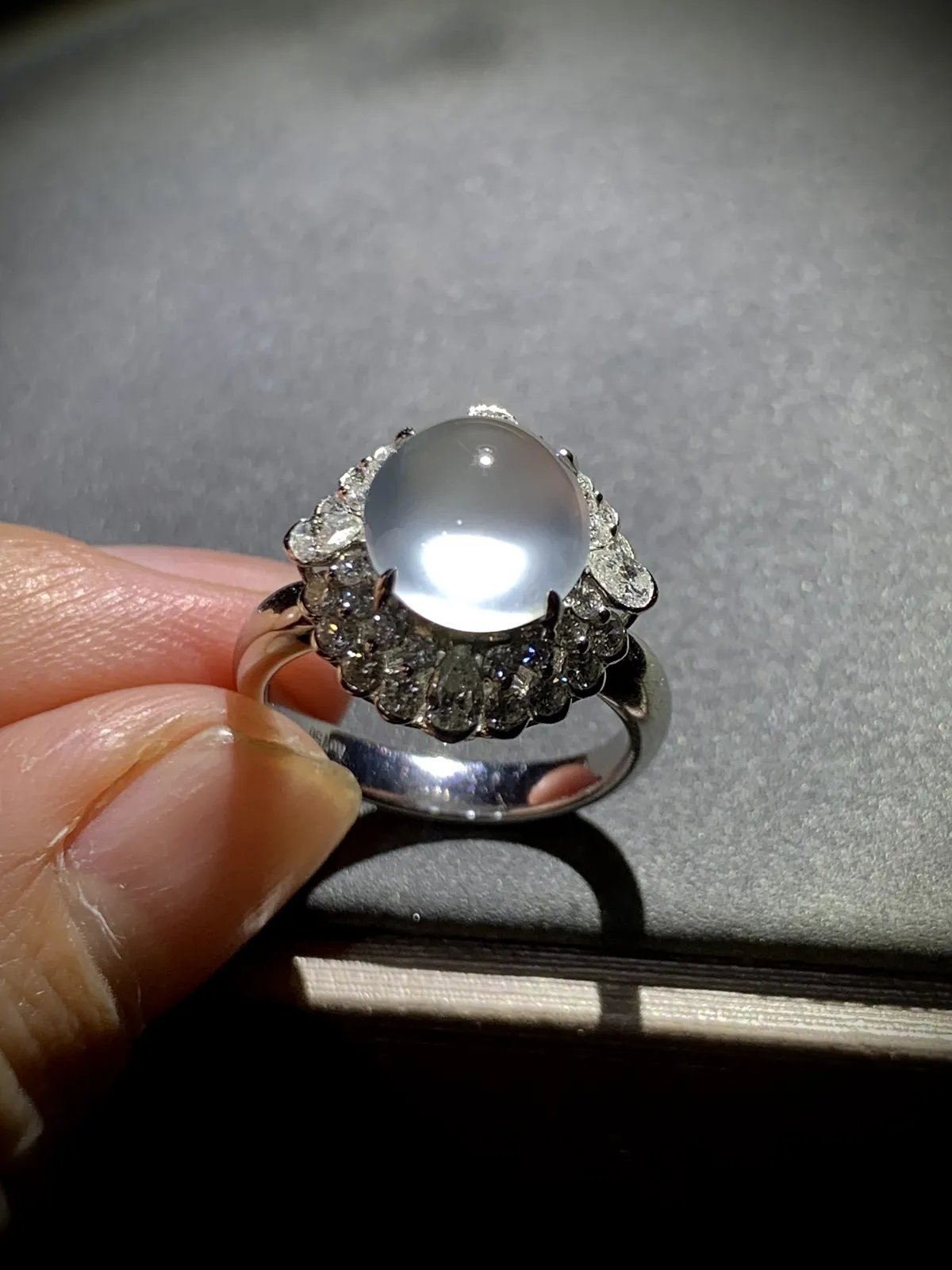 精品蛋面套装，
戒指裸石10.2-9.3-5.2mm，14#可改，
耳拍耳钉裸石7.2-7.2-4.5mm，
18K金，南非钻，
