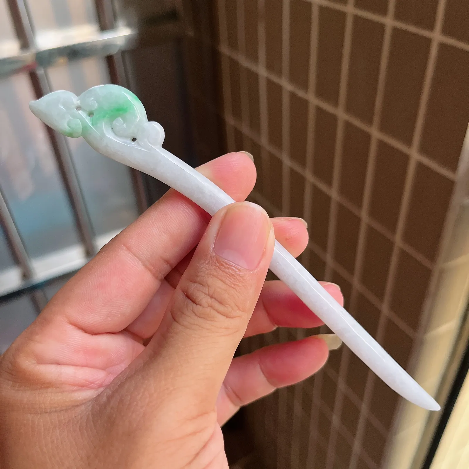 自然光实拍  水润精工冰透飘阳绿如意发簪。玉质细腻莹润 雕工精湛，佩戴高雅大方   线条优美 Lww尺寸:160/20/5mm