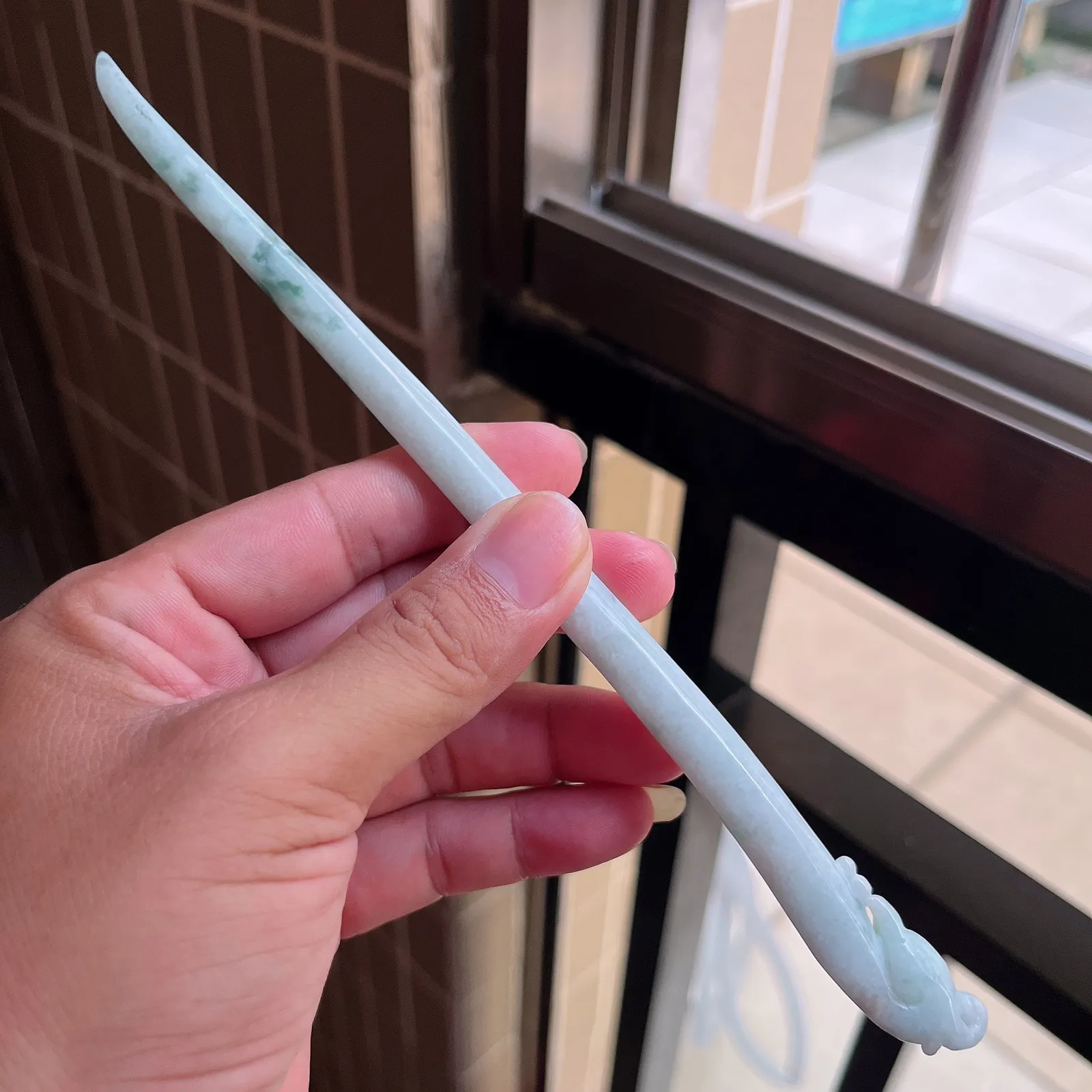 自然光实拍  水润精工冰透飘花凤舞九天凤头发簪。玉质细腻莹润 雕工精湛，佩戴高雅大方   线条优美 Lww尺寸:210/15/9mm