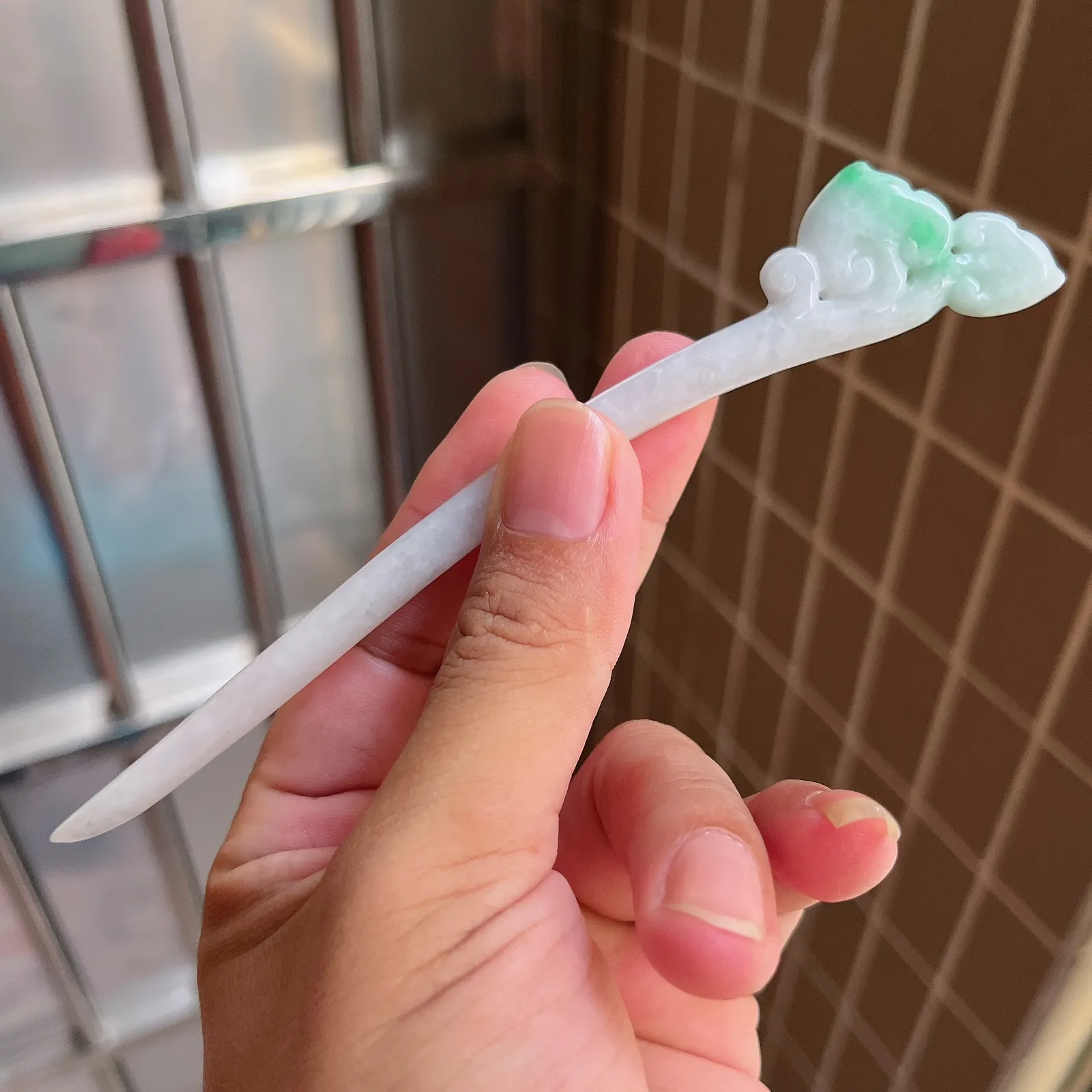 自然光实拍  水润精工冰透飘阳绿如意发簪。玉质细腻莹润 雕工精湛，佩戴高雅大方   线条优美 lww尺寸:160/27/5mm