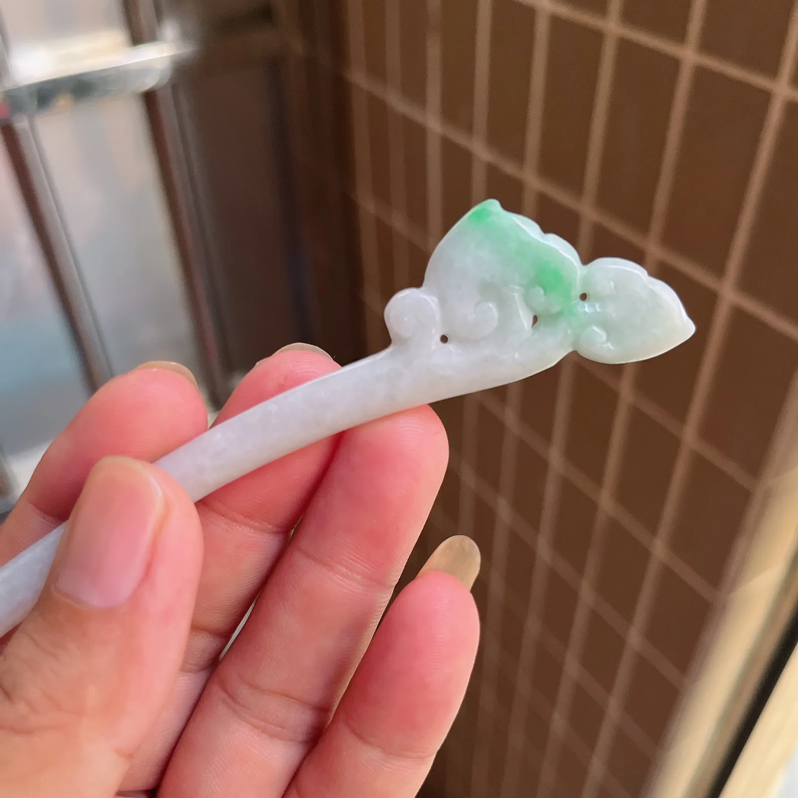 自然光实拍  水润精工冰透飘阳绿如意发簪。玉质细腻莹润 雕工精湛，佩戴高雅大方   线条优美 lww尺寸:160/27/5mm