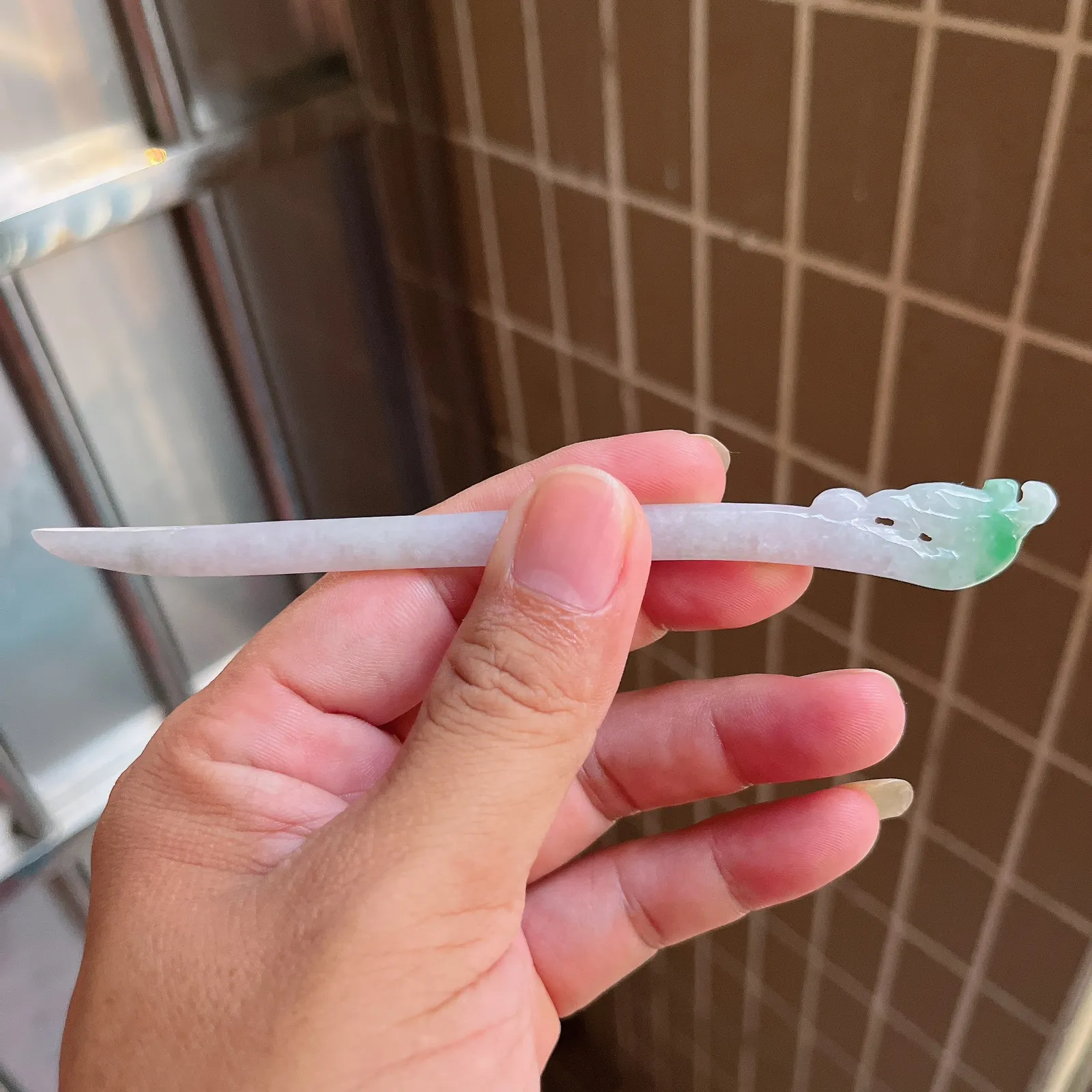 自然光实拍  水润精工冰透飘阳绿凤舞九天凤凰发簪。玉质细腻莹润 雕工精湛，佩戴高雅大方   线条优美 Lww尺寸:145/16/4.5mm