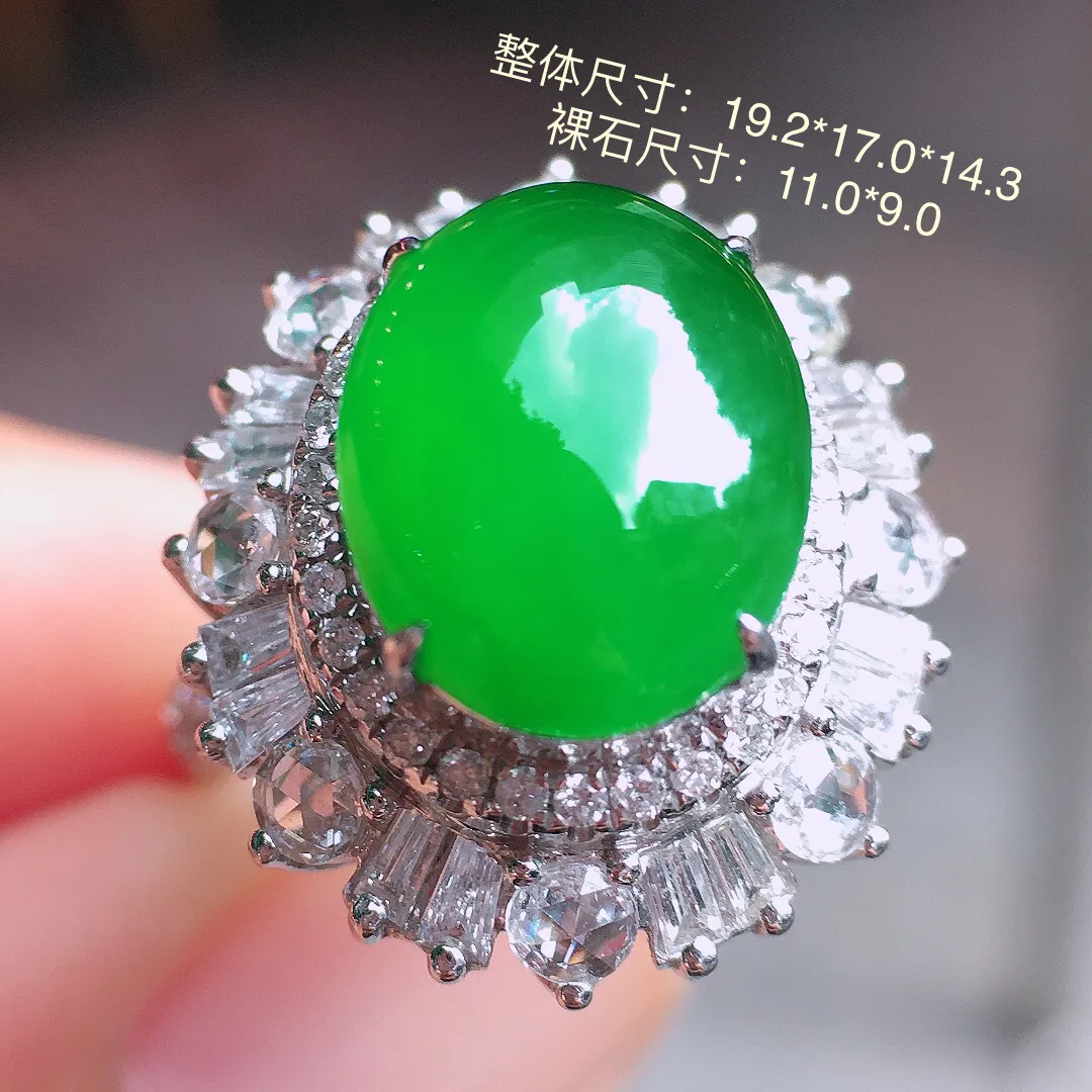 阳绿蛋面戒指，色泽均匀艳丽，玉质细腻，荧光感超
强，饱满圆润，尽显优雅气质，18k
金豪华镶嵌