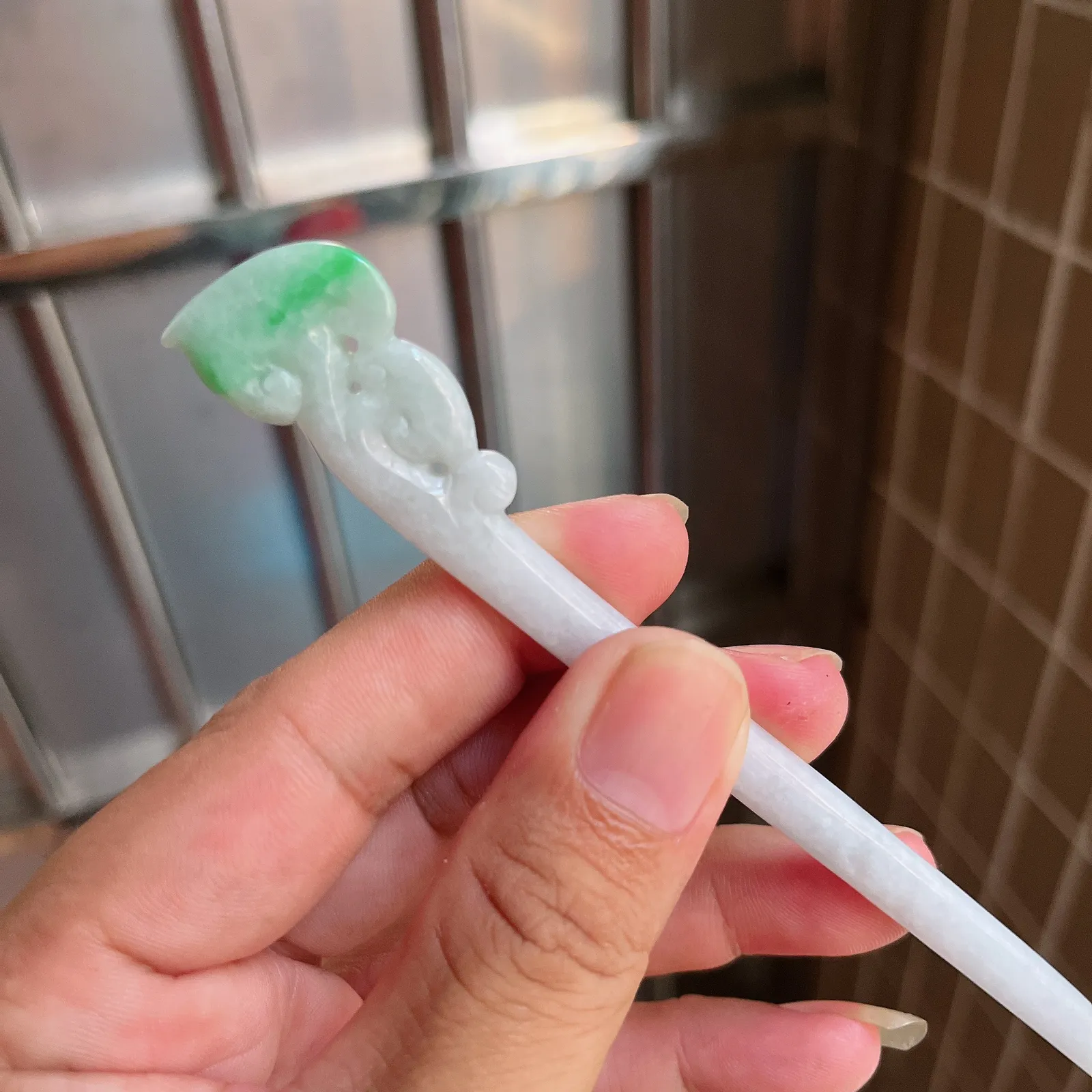 自然光实拍  水润精工冰透飘阳绿如意发簪。玉质细腻莹润 雕工精湛，佩戴高雅大方   线条优美 Lww