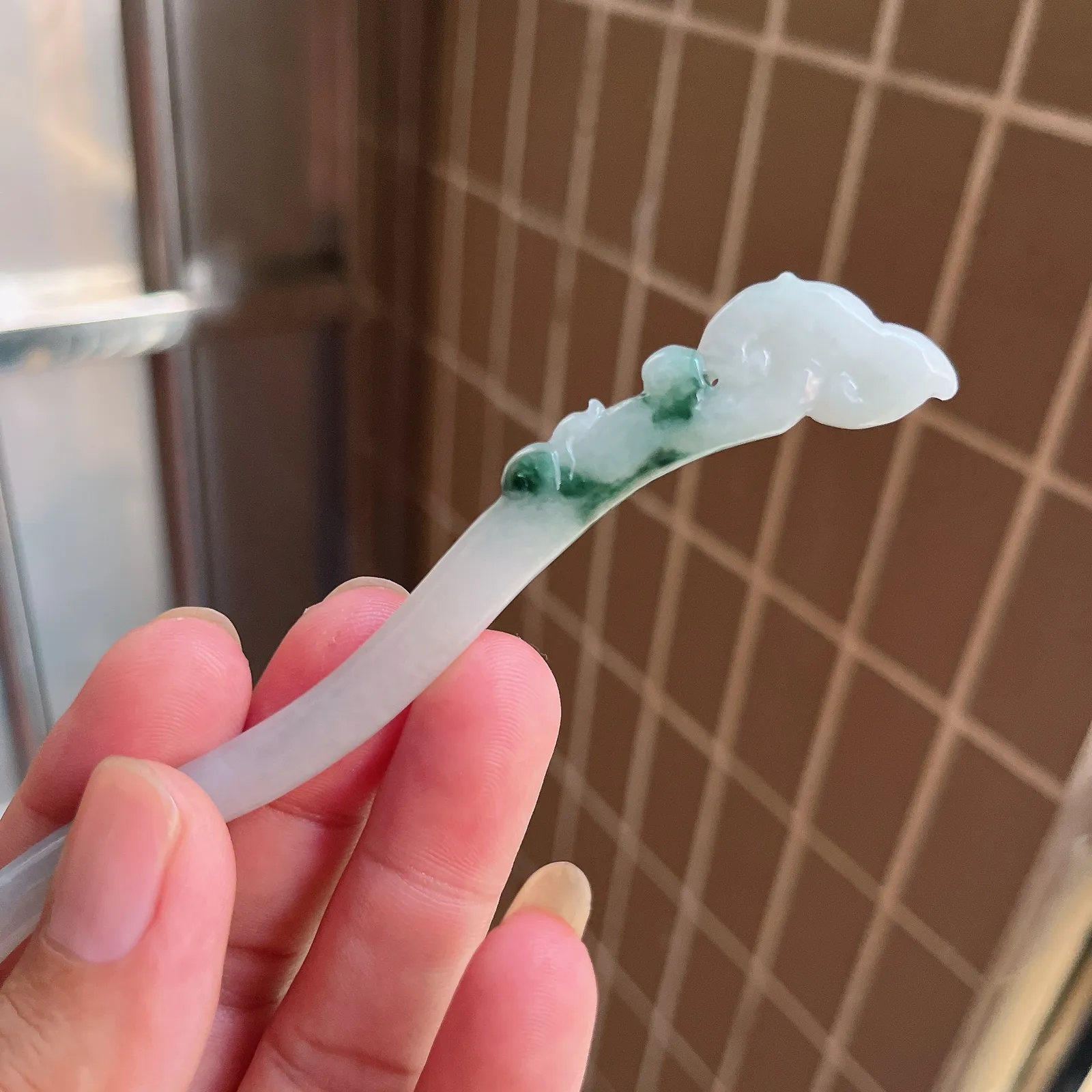 自然光实拍  水润精工冰透飘花如意发簪。玉质细腻莹润 雕工精湛，佩戴高雅大方   线条优美 Lww 尺寸:175/17/6mm