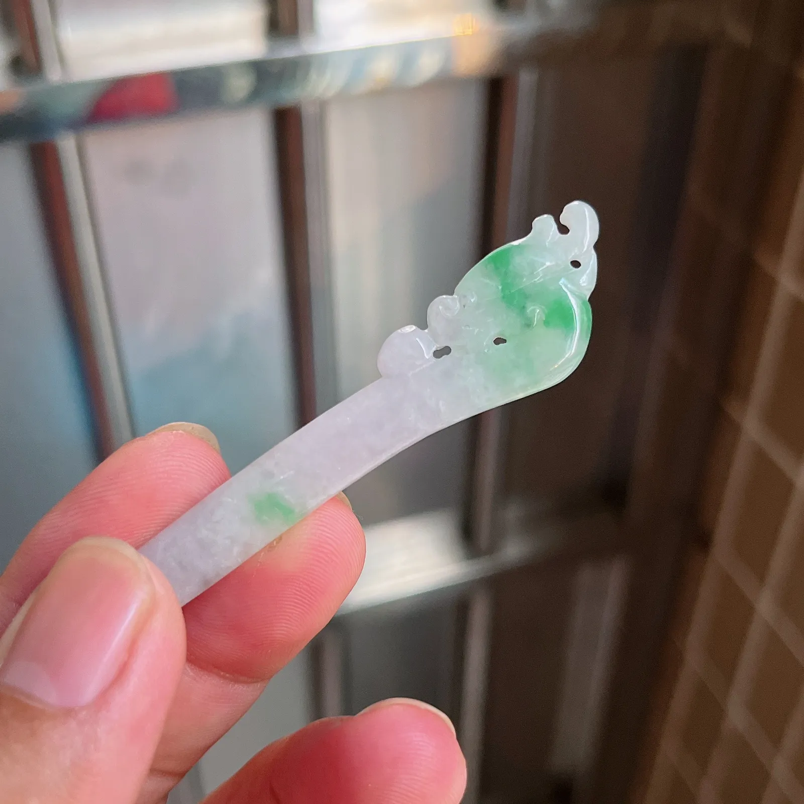 自然光实拍  水润精工冰透飘阳绿九五至尊螭龙发簪。玉质细腻莹润 雕工精湛，佩戴高雅大方   线条优美 Lww尺寸:145/16/4.5mm