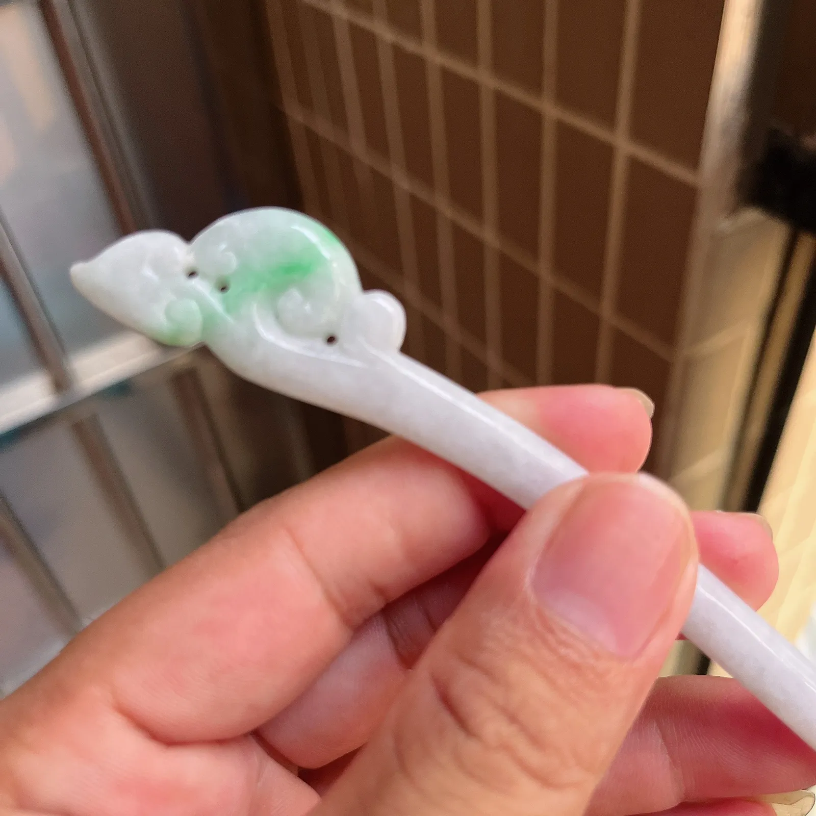 自然光实拍  水润精工冰透飘阳绿如意发簪。玉质细腻莹润 雕工精湛，佩戴高雅大方   线条优美 Lww尺寸:160/20/5mm