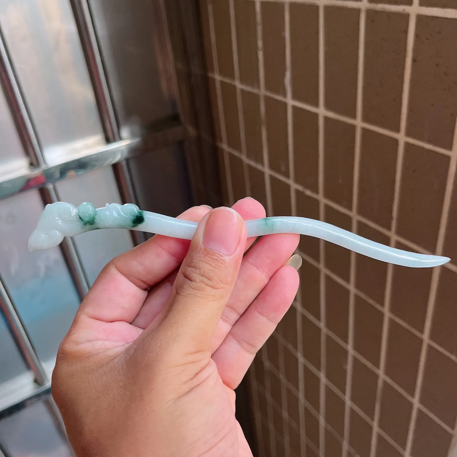 自然光实拍  水润精工冰透飘花如意发簪。玉质细腻莹润 雕工精湛，佩戴高雅大方   线条优美 Lww 
