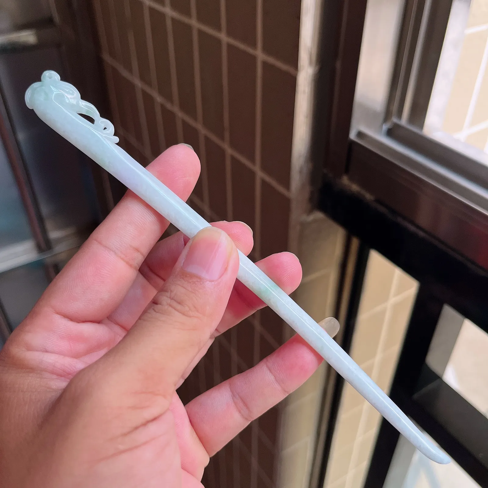 自然光实拍  水润精工冰透飘花凤舞九天凤头发簪。玉质细腻莹润 雕工精湛，佩戴高雅大方   线条优美 lww尺寸:190/16/7mm