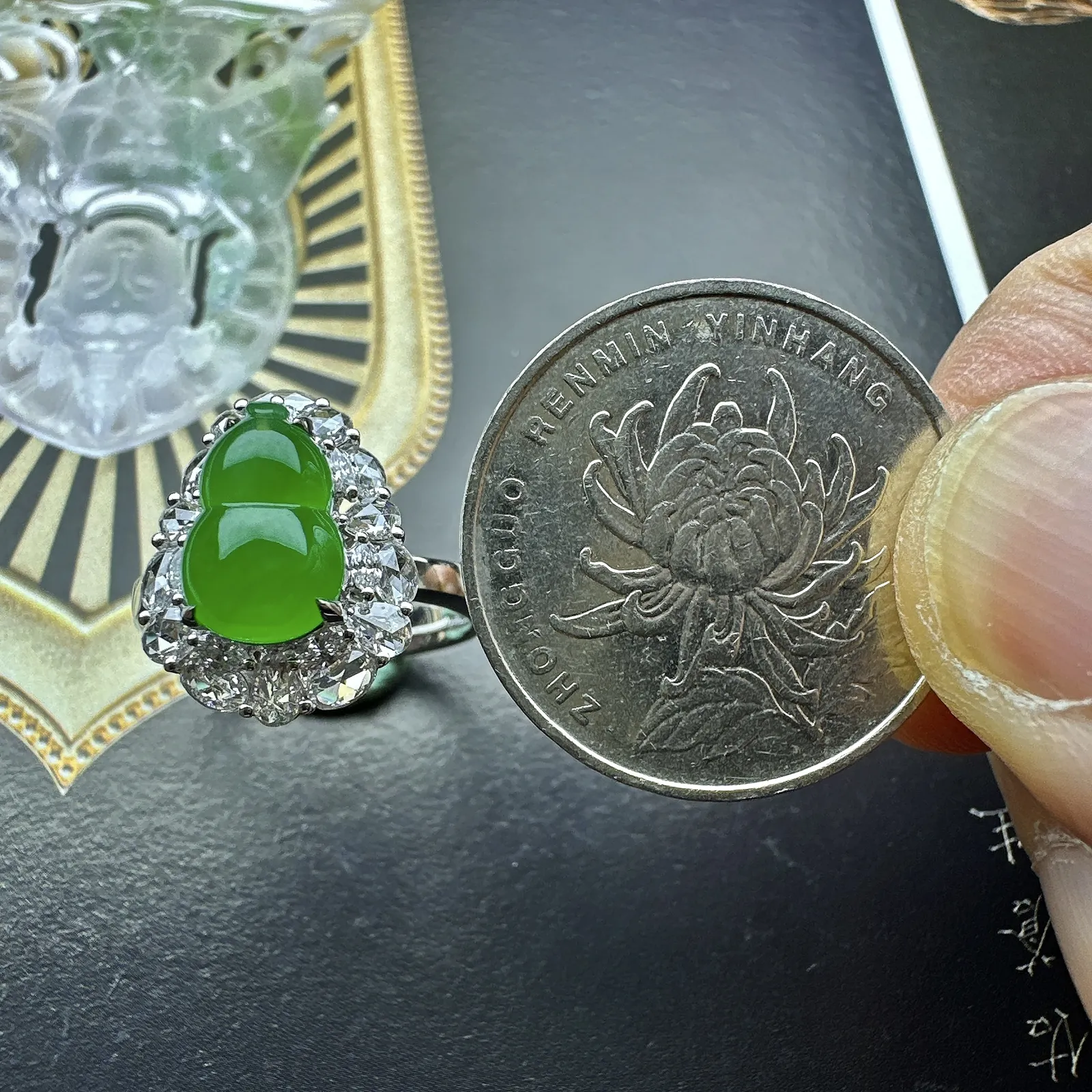 【冰种满绿葫芦戒指】种水色俱全，冰透闪亮，通透感饱满度很好，18k金钻豪华镶嵌，裸石尺寸10.4*6.8*4.4毫米