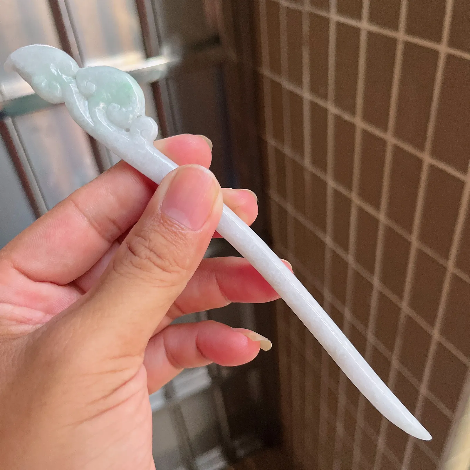 自然光实拍  水润精工冰透飘阳绿如意发簪。玉质细腻莹润 雕工精湛，佩戴高雅大方   线条优美 尺寸:175/23/5mm