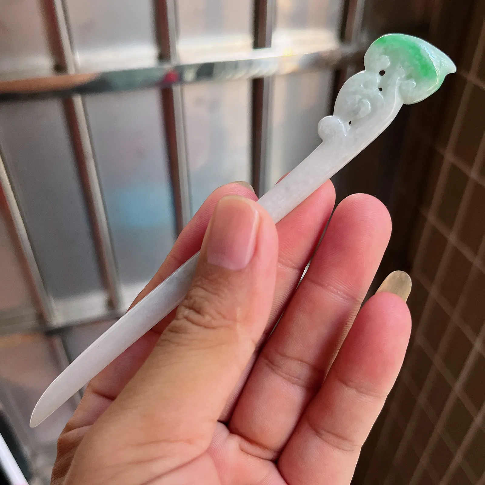 自然光实拍  水润精工冰透飘阳绿如意发簪。玉质细腻莹润 雕工精湛，佩戴高雅大方   线条优美 Lww尺寸:147/19/5mm