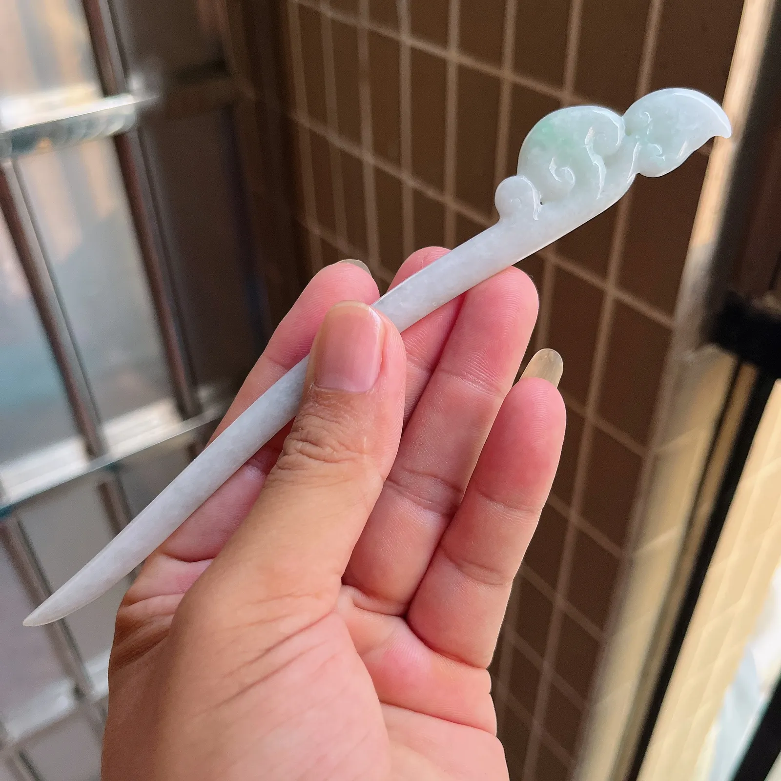 自然光实拍  水润精工冰透飘阳绿如意发簪。玉质细腻莹润 雕工精湛，佩戴高雅大方   线条优美 尺寸:175/23/5mm