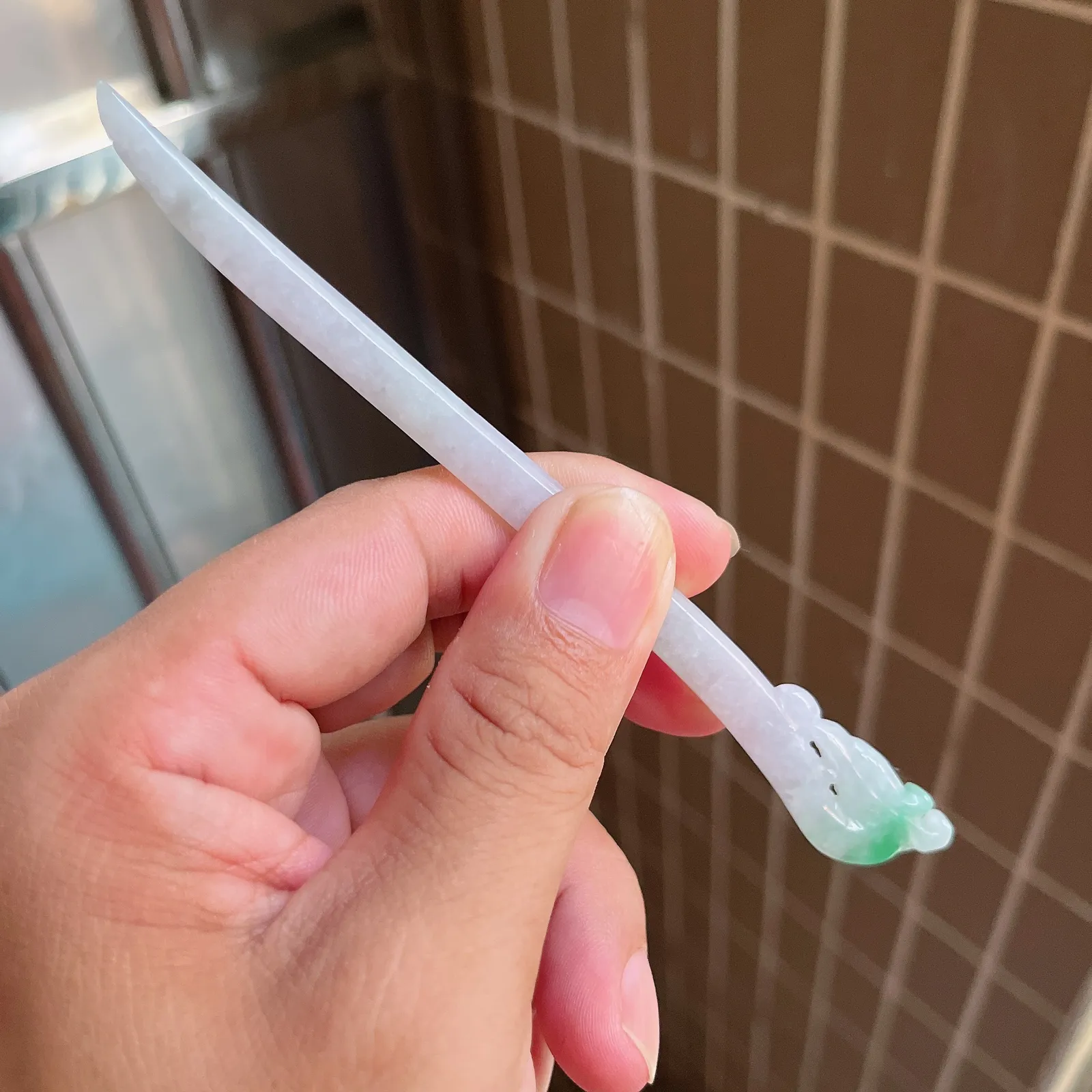 自然光实拍  水润精工冰透飘阳绿凤舞九天凤凰发簪。玉质细腻莹润 雕工精湛，佩戴高雅大方   线条优美 Lww尺寸:145/16/4.5mm