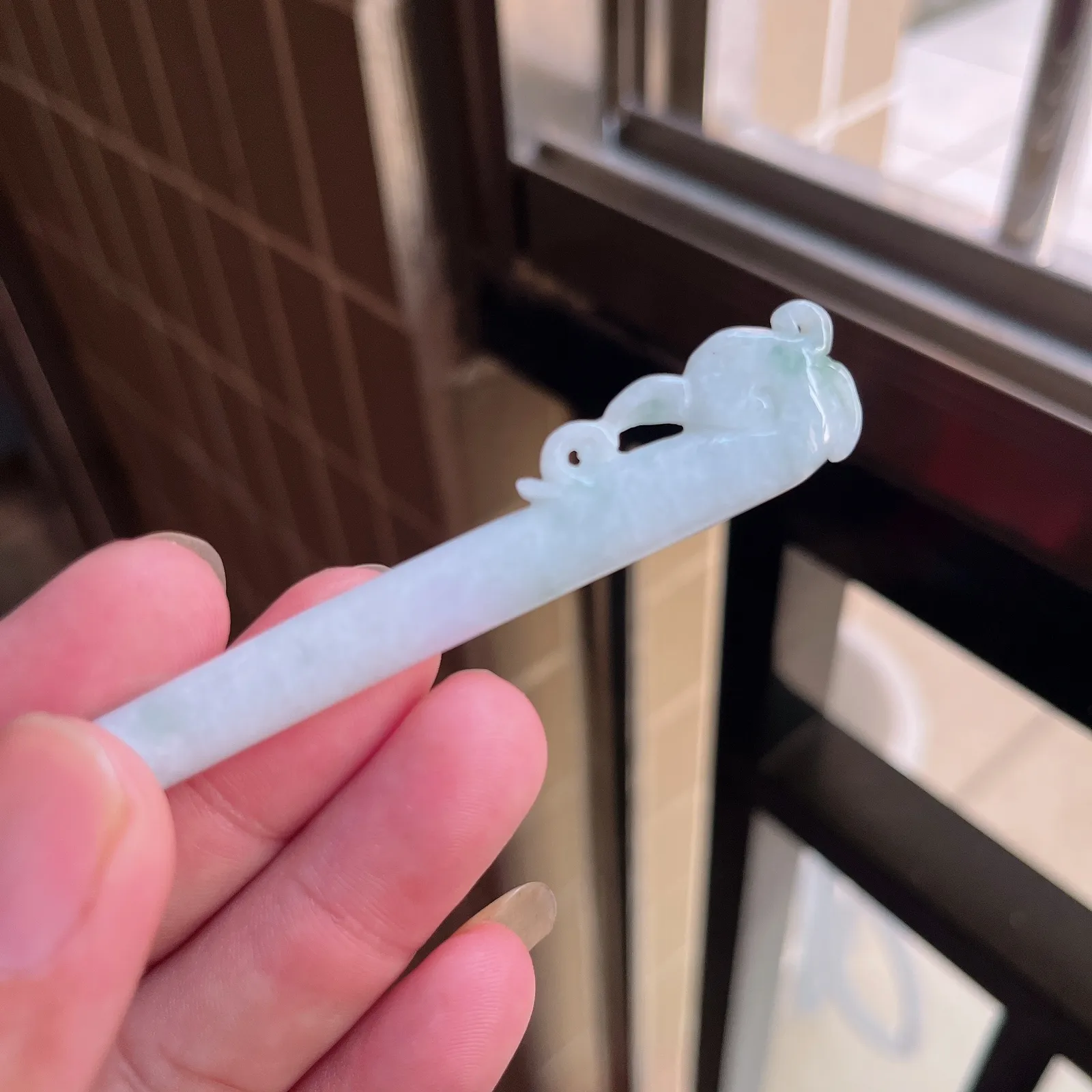 自然光实拍  水润精工冰透飘花凤舞九天凤头发簪。玉质细腻莹润 雕工精湛，佩戴高雅大方   线条优美 lww尺寸:190/16/7mm