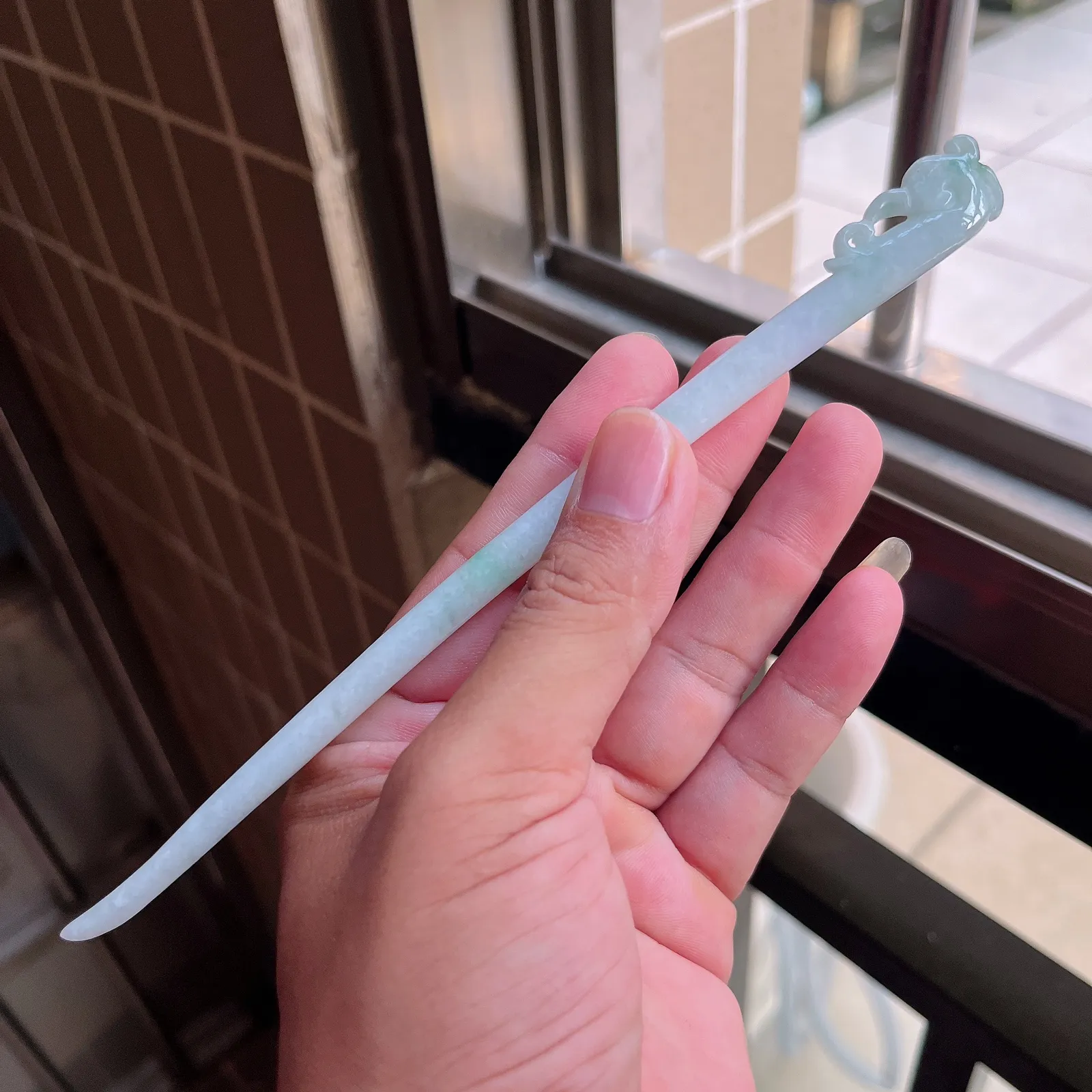 自然光实拍  水润精工冰透飘花凤舞九天凤头发簪。玉质细腻莹润 雕工精湛，佩戴高雅大方   线条优美 lww尺寸:190/16/7mm
