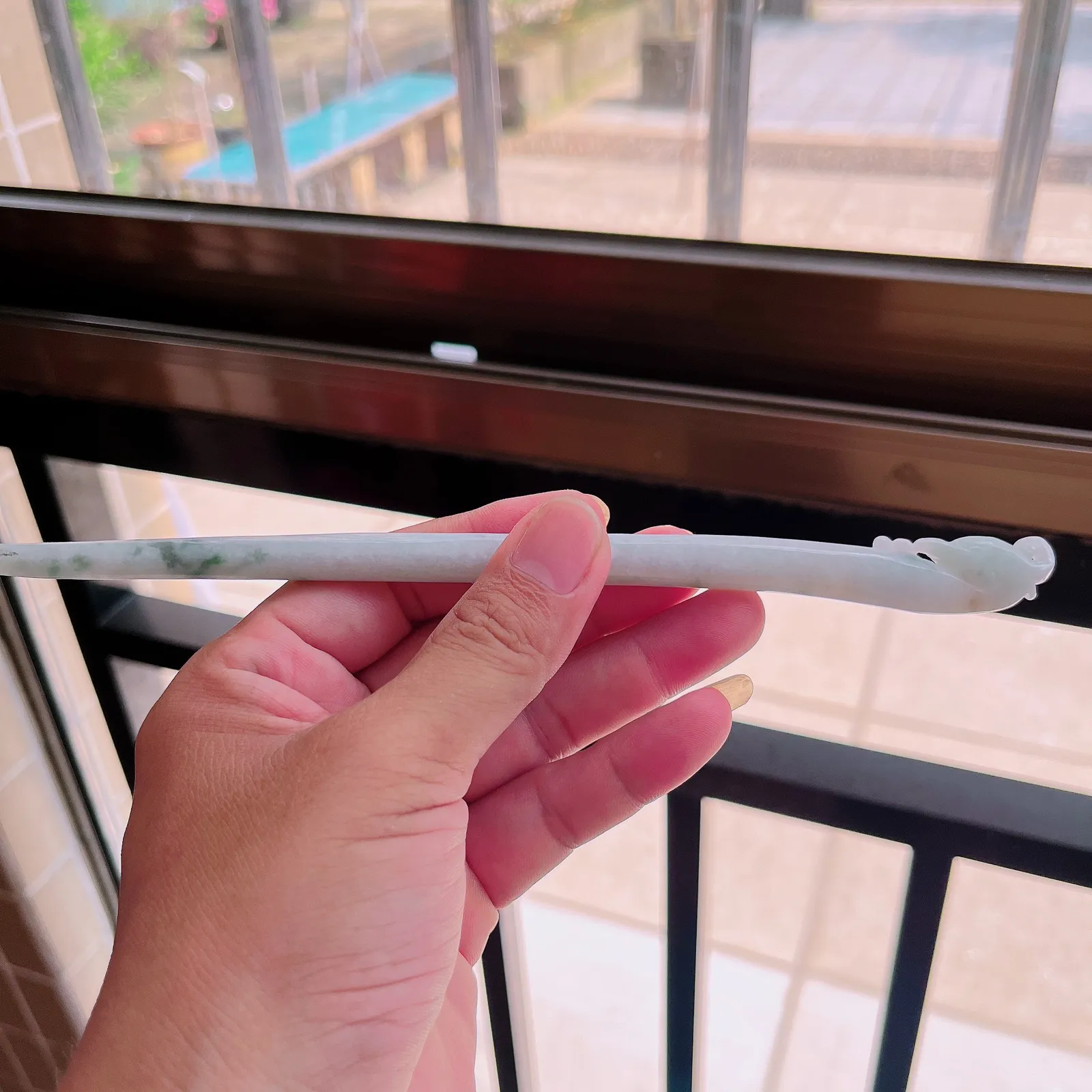 自然光实拍  水润精工冰透飘花凤舞九天凤头发簪。玉质细腻莹润 雕工精湛，佩戴高雅大方   线条优美 lww尺寸:190/16/7mm