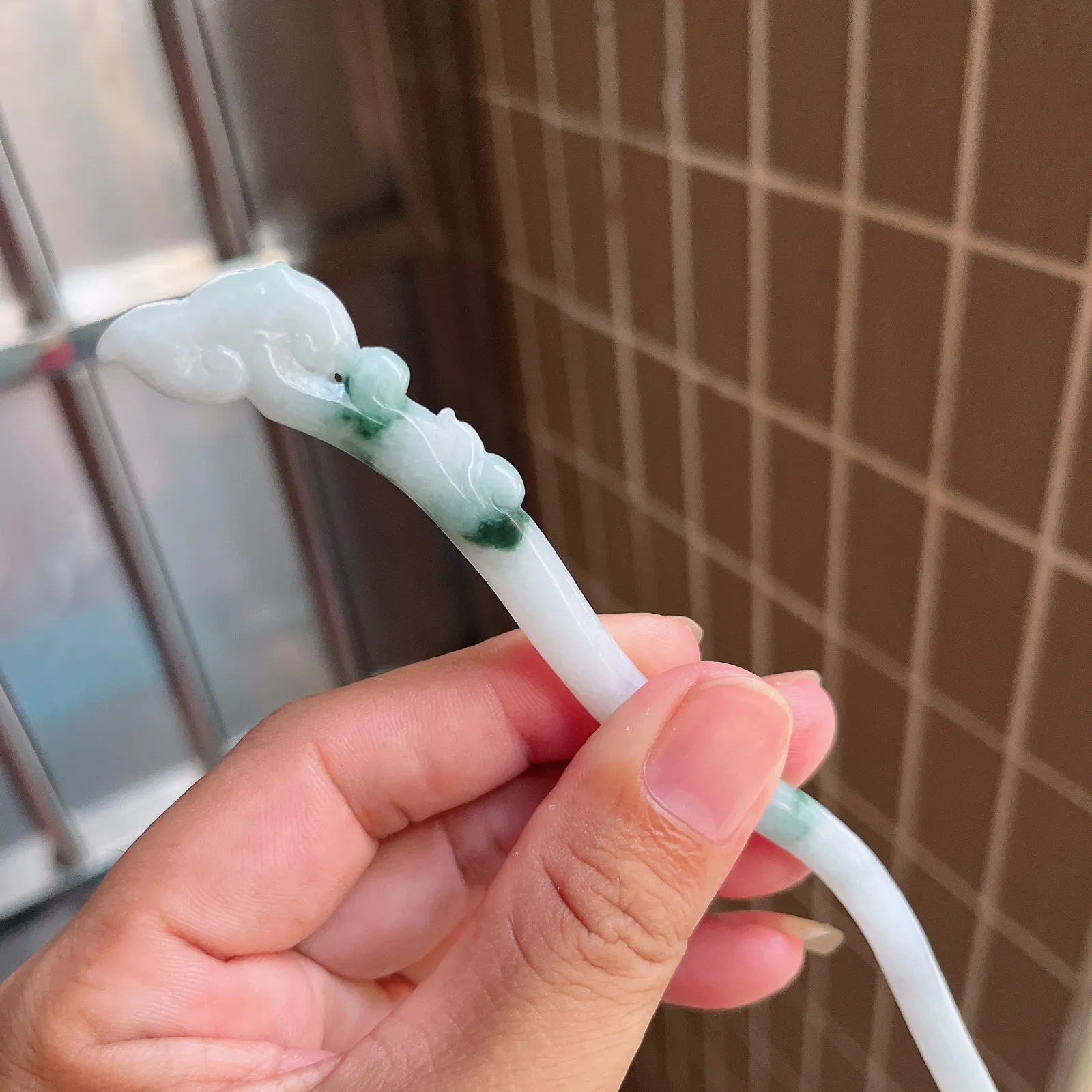 自然光实拍  水润精工冰透飘花如意发簪。玉质细腻莹润 雕工精湛，佩戴高雅大方   线条优美 Lww 
