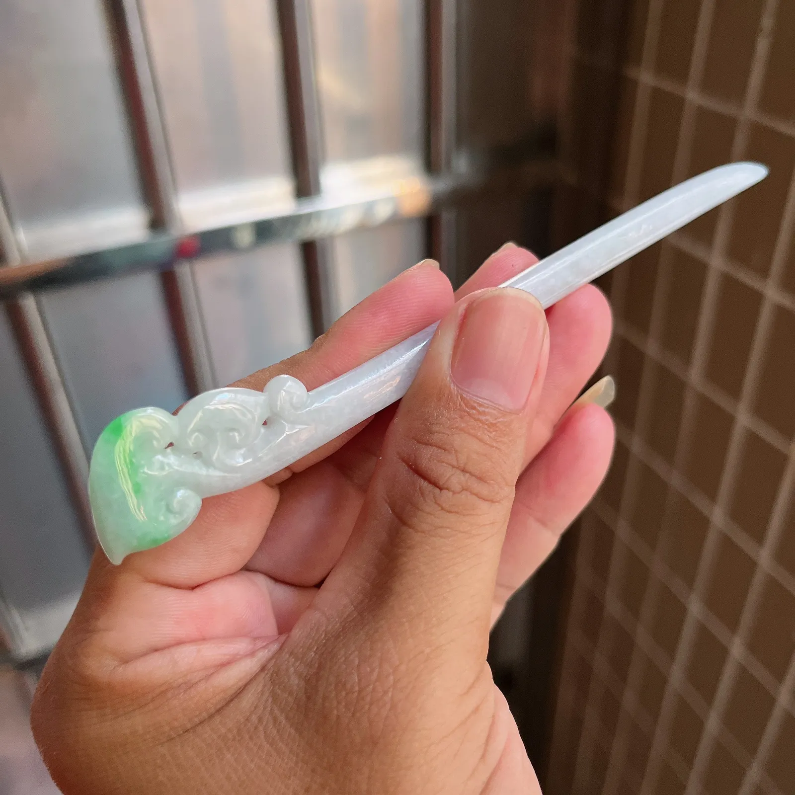 自然光实拍  水润精工冰透飘阳绿如意发簪。玉质细腻莹润 雕工精湛，佩戴高雅大方   线条优美 Lww尺寸:147/19/5mm