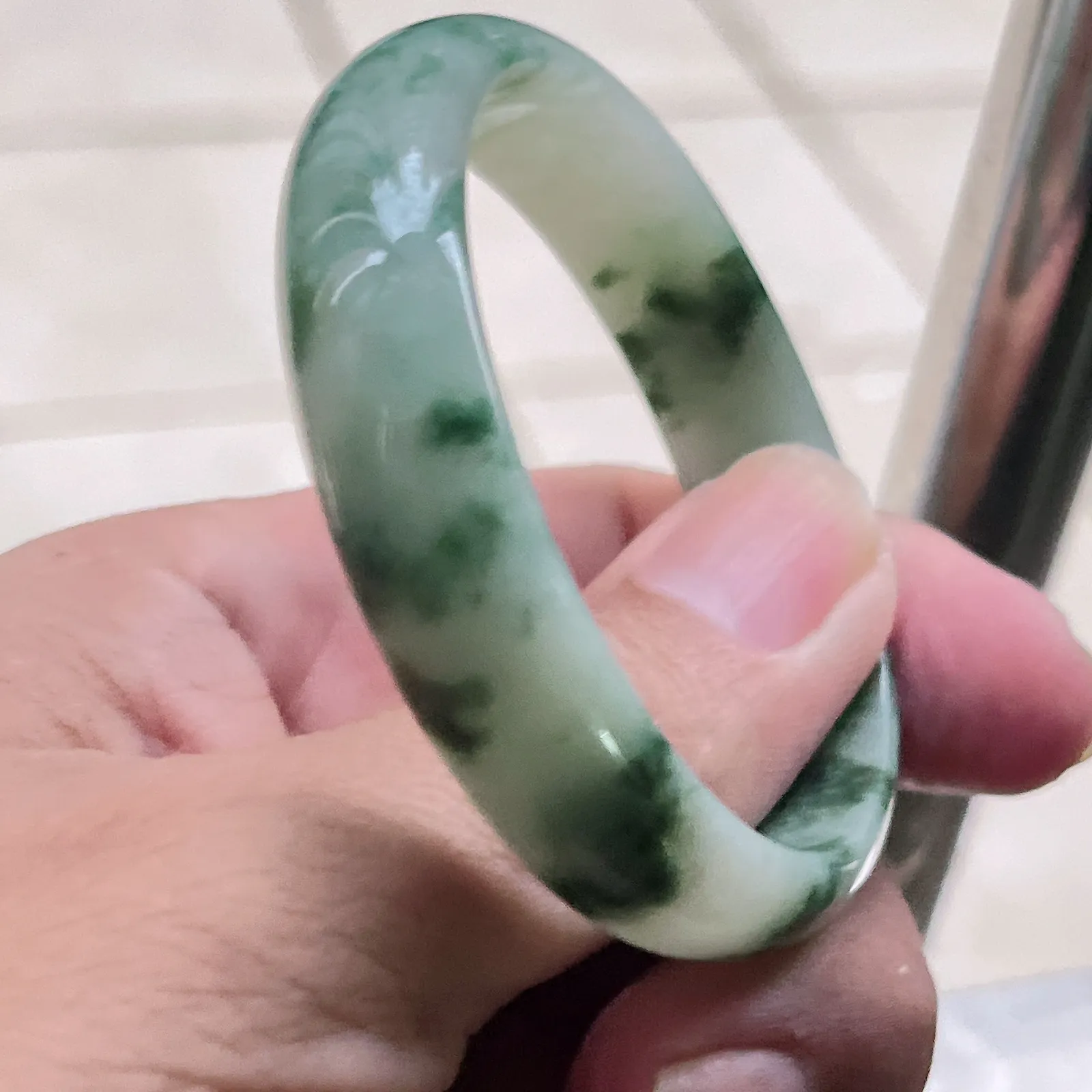 自然光实拍！老坑水润冰透飘绿花55mm圈口天然翡翠宽条贵妃手镯。玉质细腻温润 色泽清新淡雅 佩戴水灵！ Lww 尺寸:55/49.8/12.9/6mm