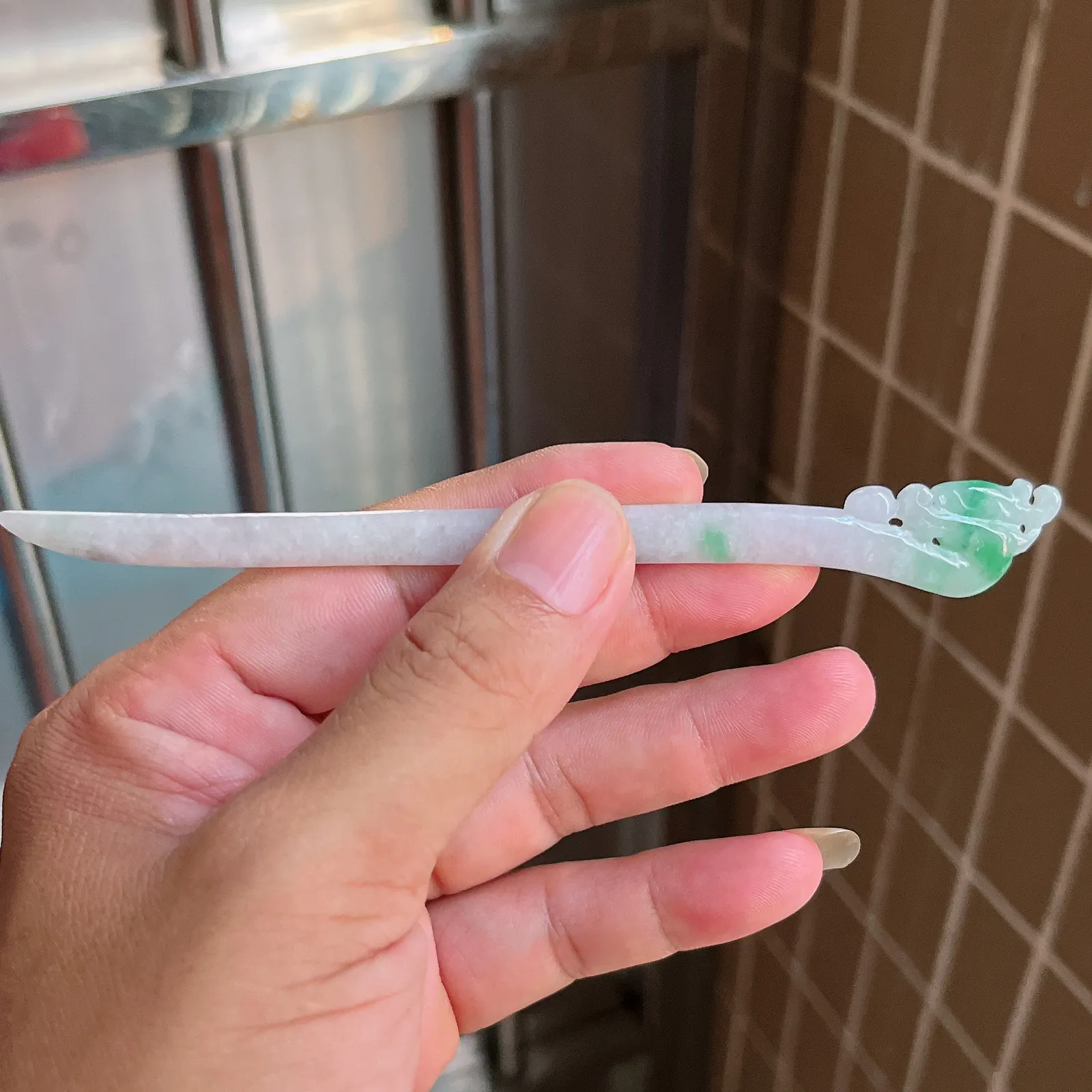 自然光实拍  水润精工冰透飘阳绿九五至尊螭龙发簪。玉质细腻莹润 雕工精湛，佩戴高雅大方   线条优美 Lww尺寸:145/16/4.5mm