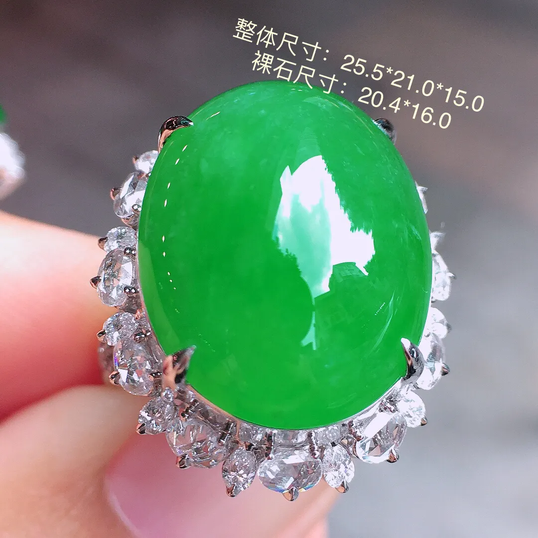 阳绿大蛋面戒指，色泽均匀艳丽，玉质细腻，荧光感超
强，饱满圆润，尽显优雅气质，18k
金豪华镶嵌