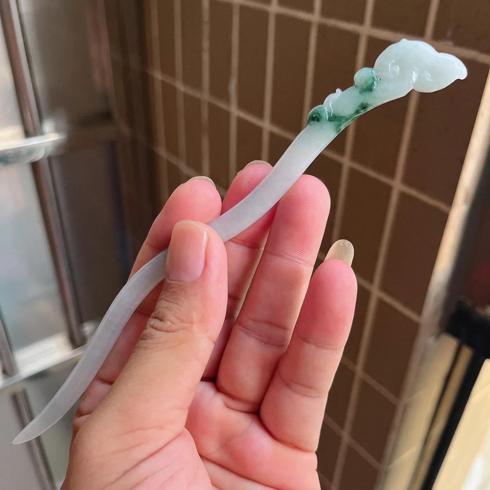 自然光实拍  水润精工冰透飘花如意发簪。玉质细腻莹润 雕工精湛，佩戴高雅大方   线条优美 Lww 尺寸:175/17/6mm