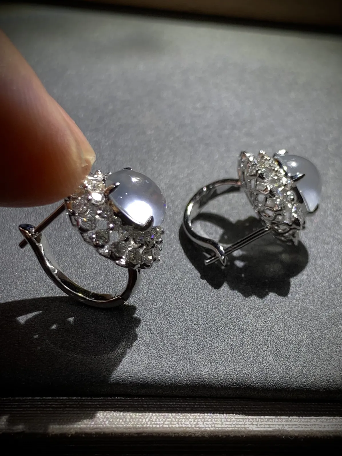 精品蛋面套装，
戒指裸石10.2-9.3-5.2mm，14#可改，
耳拍耳钉裸石7.2-7.2-4.5mm，
18K金，南非钻，
