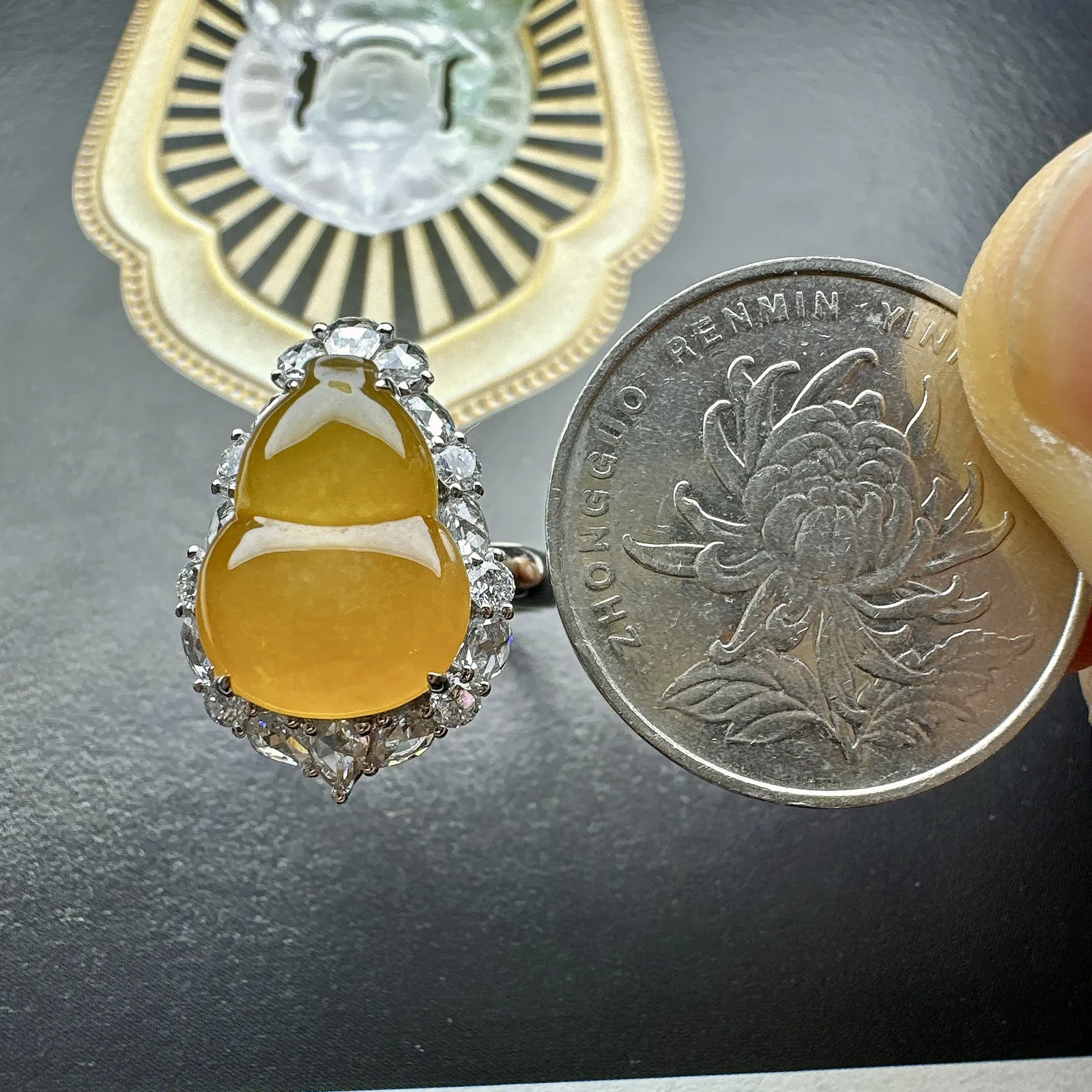 【冰种黄翡葫芦戒指】质地细腻通透闪亮，厚度很好，18k金钻镶嵌，裸石尺寸14.6*10.9*4.8毫米，圈口可改