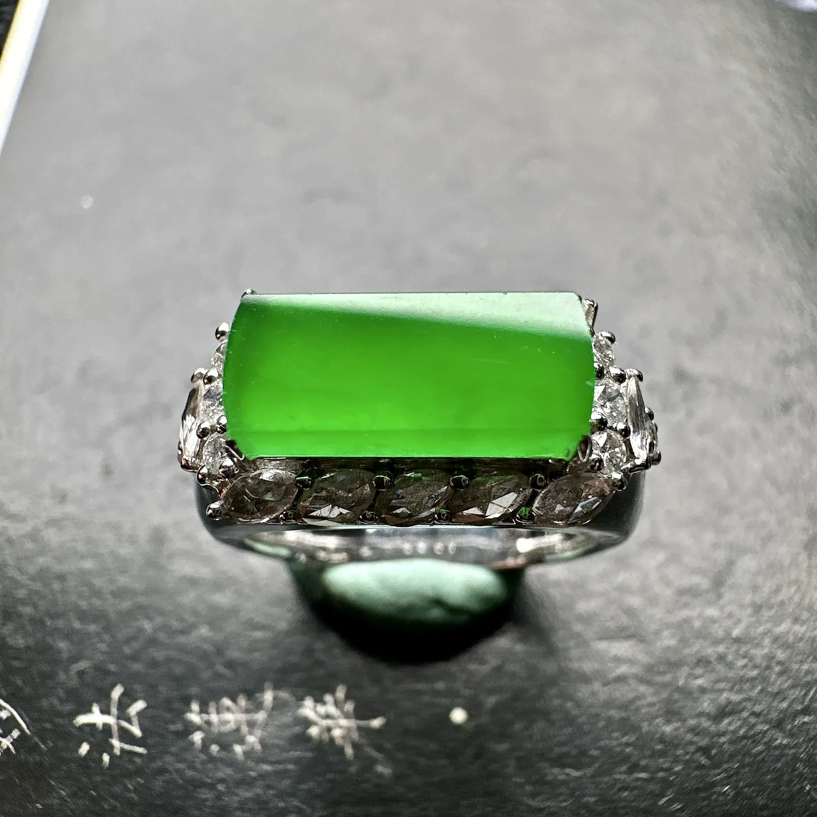 【冰种满绿马鞍戒】质地细腻，通透闪亮，光泽耀眼，18k金钻镶嵌，裸石尺寸12.6*5.6*2.6毫米