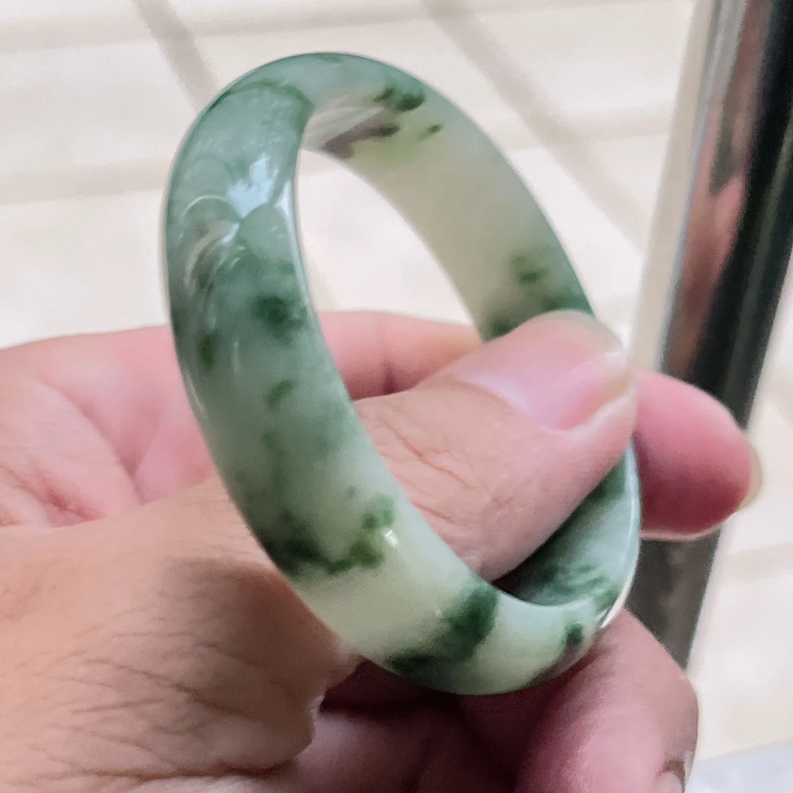 自然光实拍！老坑水润冰透飘绿花55mm圈口天然翡翠宽条贵妃手镯。玉质细腻温润 色泽清新淡雅 佩戴水灵！ Lww 尺寸:55/49.8/12.9/6mm