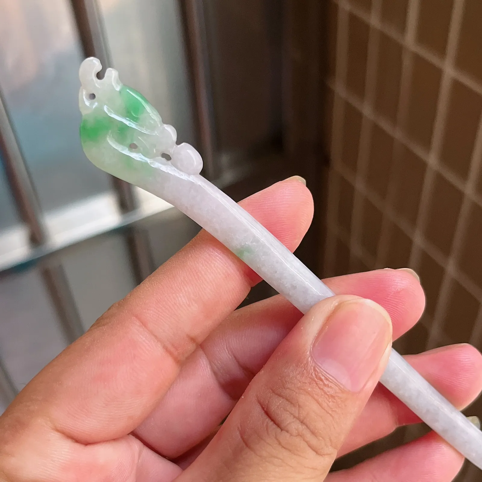自然光实拍  水润精工冰透飘阳绿九五至尊螭龙发簪。玉质细腻莹润 雕工精湛，佩戴高雅大方   线条优美
